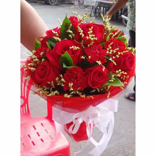 ช่อดอกกุหลาบสีแดง เกรด A ทรงกลม ห่อด้วยกระดาษสีแดง