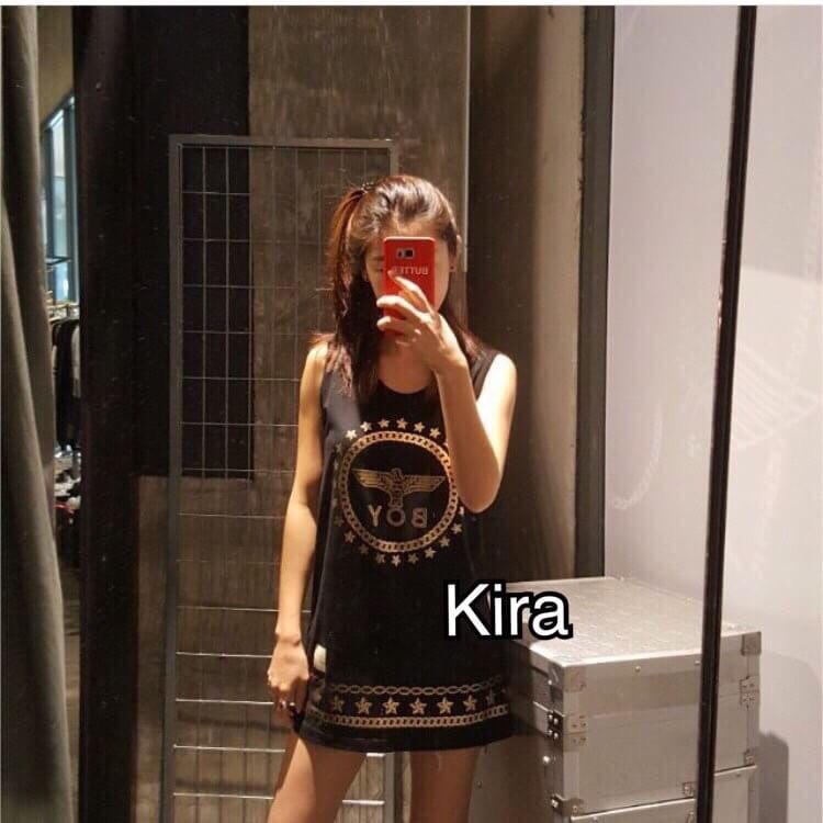 Dress สกรีนลายBOYLONDON สีทอง ลายดาวทอง คอลเลคชั่นล่าสุด ชนชอป ลุคสาวเท่ห์ เลยคร่า คอลเลคชั่นใหม่ เนื้อผ้าสวมใส่สบาย ใส่ได้ทุกโอกาส เริสเลยคร่า ชุดนี้