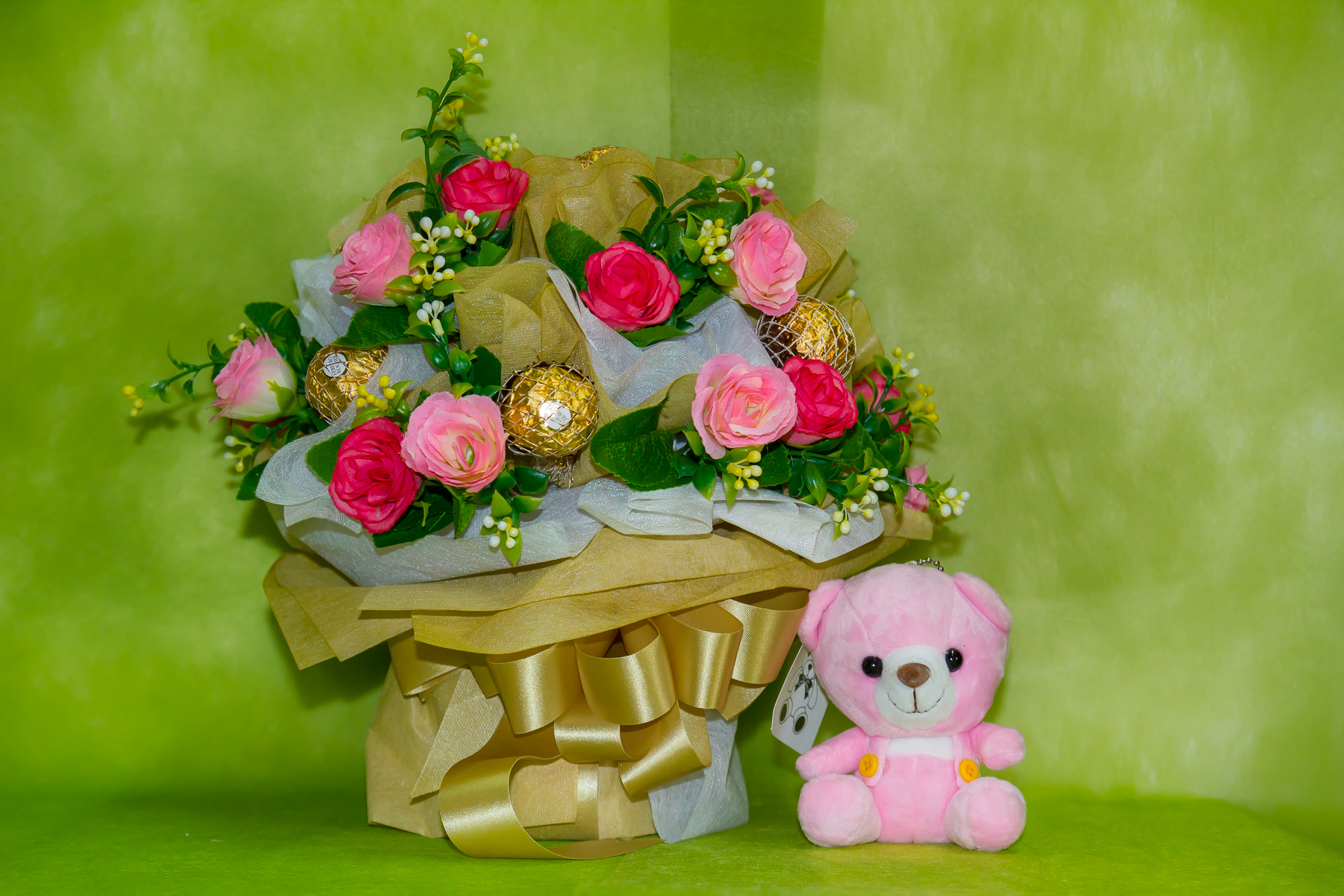 ช่อเฟอเรโร่ (Ferrero Rocher) 9 ลูก ดอกกุหลาบสีชมพูหวาน กระดาษสีทอง