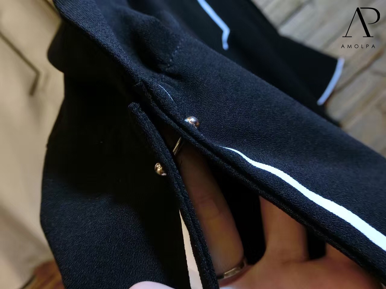 เสื้อเชิ้ตสไตล์เก๋ ที่คู่ควรกับคุณๆ ดีไซต์แขนบาน ปลายแขนปักหมุดอะไหล่สีเงินอย่างดี เนื้อผ้าชีฟองผ้าเนื้อละเอียด ลื่น มีน้ำหนัก ปลายแขนบานผ่า เดินริบบิ้นสีตัด ประดับกระดุมเม็ดใหญ่ สวยเก๋ใส่ง่าย ใส่สบายมากๆ รับรองตัวนี้ไม่ผิดหวัง จัดเลยจ้าา