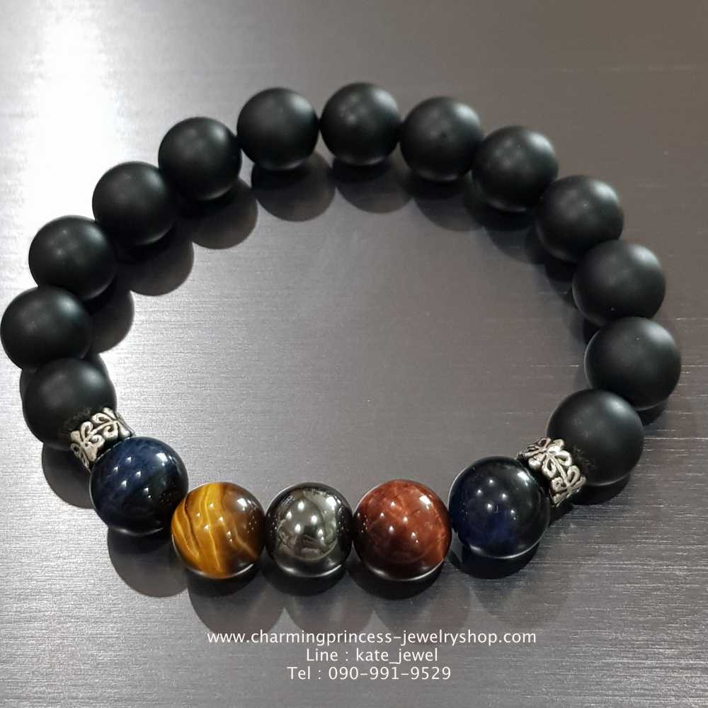 เบญจภาคี : นิล เฮมาไทต์ สามทหารเสือ ปกป้องคุ้มครองให้พ้นภัย แคล้วคลาดจากอันตราย รวมทั้งเสริมสร้างบารมีและมีเสน่ห์แก่ผู้พกเห็นทั่วไป ทำอะไรก็ประสบความสำร็จในชีวิต ศัตรูไม่กล้ามาแผ้วพลาน สิ่งที่ร้ายกลายเป็นดี V1