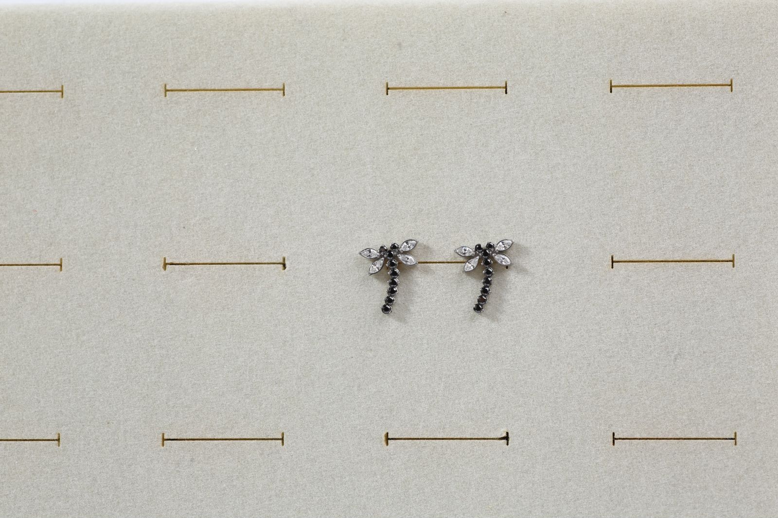 “เช็คสินค้าทัก line ก่อนโอนนะคะ”ไทเทเนี่ยม 100% ต่างหูสำหรับผิวแพ้ง่าย Dragon fly จิวแป้นแบนขันน็อต ขนาดก้านปกติ ราคา/ข้าง ETC139