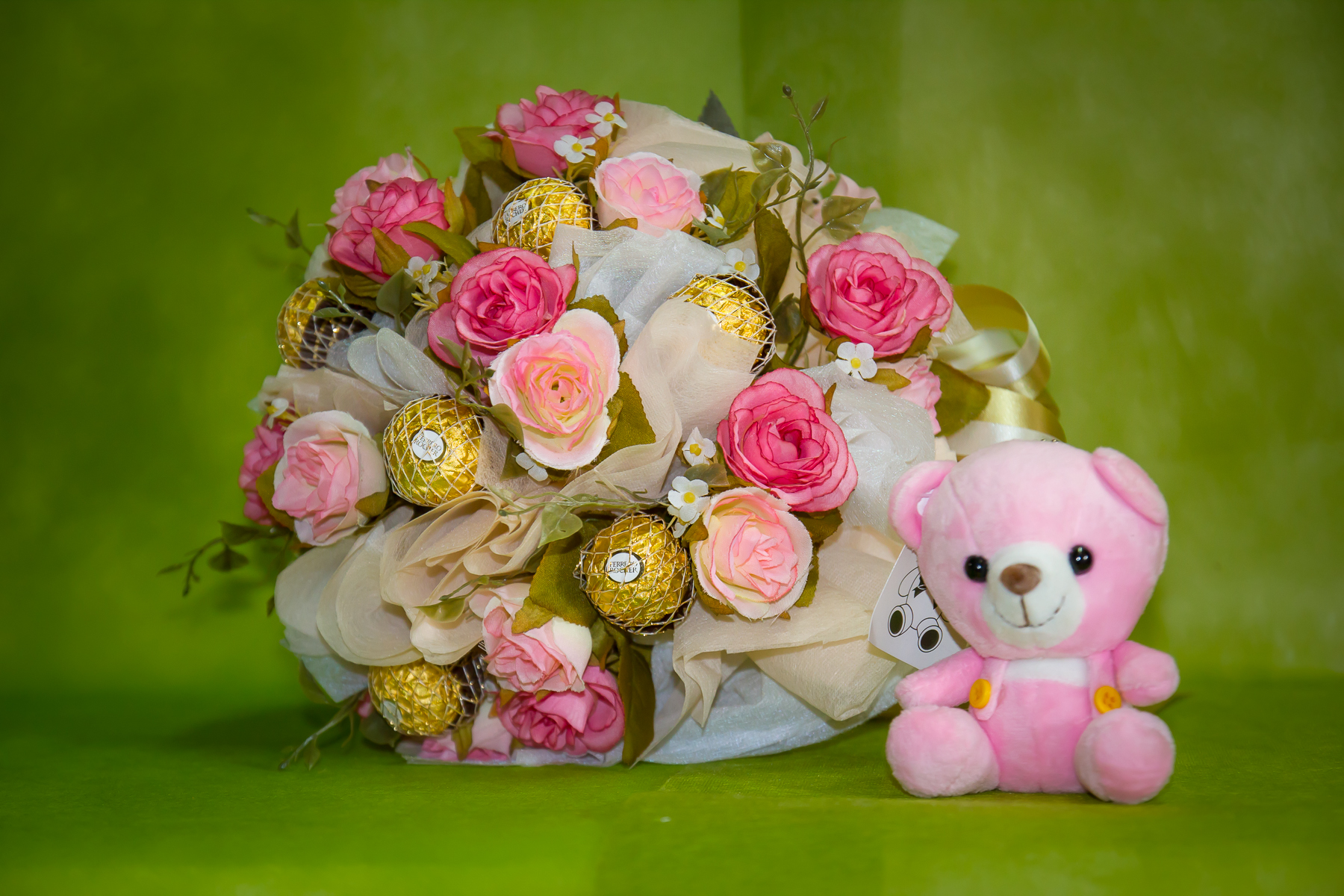 ช่อเฟอเรโร่ (Ferrero Rocher) 9 ลูก ดอกกุหลาบสีชมพูโอรส กระดาษสีครีม