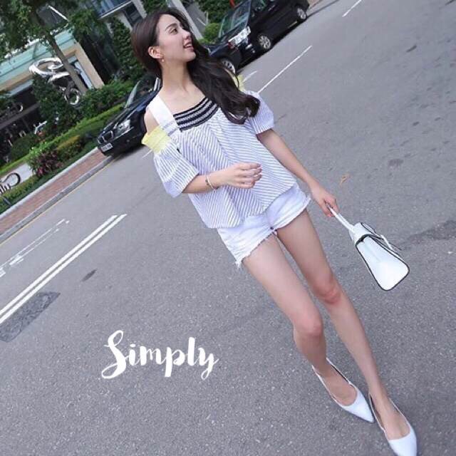 เสื้อโชว์ไหล่ ลายริ้ว เนื้อผ้าดีมากก แบบน่ารัก งานสวยเป๊ะสุดๆคร้า ใครใส่ก็น่ารัก^^