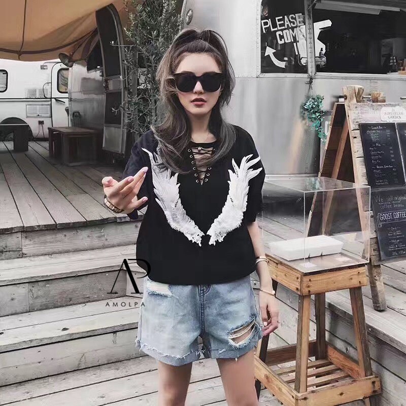 เสื้อฺปักปีกนกสีขาวแซมมุข งานปักแน่นมาก ขนไม่หลุดแน่นอนค่ะ ช่วงอกแต่งเชือกสานไขว้ไปมา ดูเก๋แบบมีสไตล์ ใส่แล้วดูแพง ดูดี ไม่โหล จะแมทซ์กับอะไรก็ดูดีไปหมด ห้ามพลาดเลยค่ะ