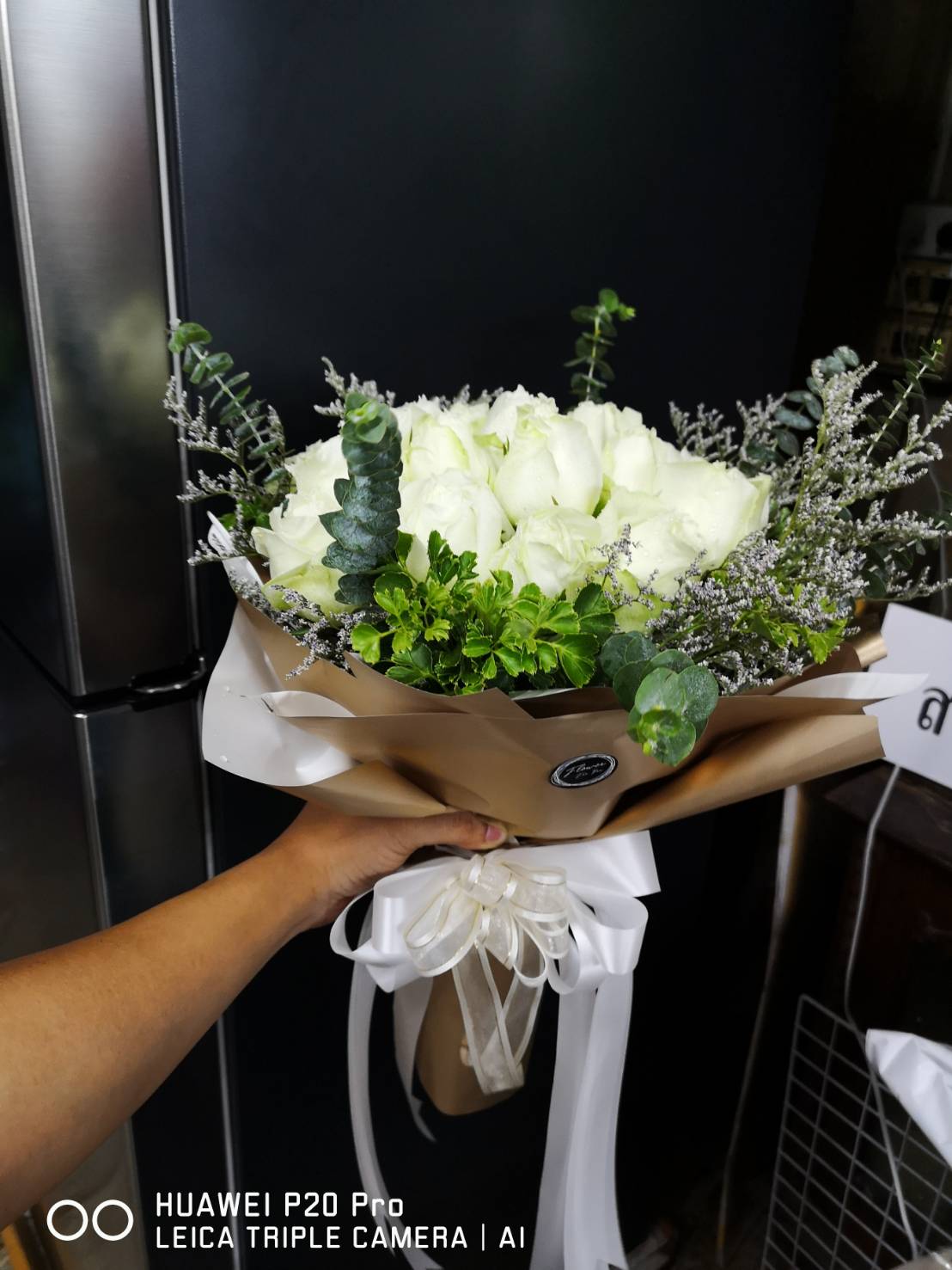 ช่อดอกกุหลาบขาว แทนความรักที่บริสุทธิ์ มอบให้คนที่คุณรัก