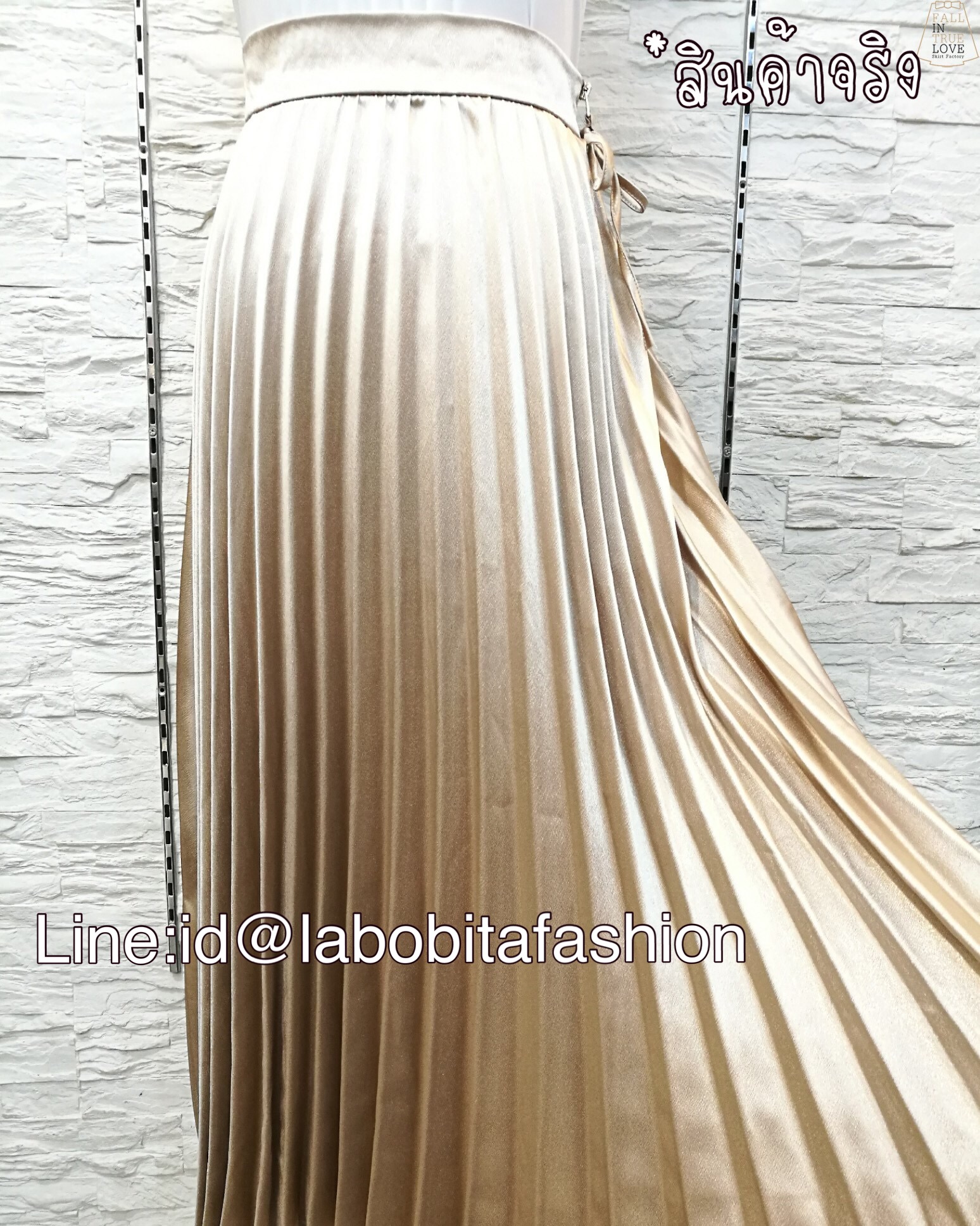 กระโปรงพลีทผ้าไหมเครปซาตินเนื้อดีทรงตรงความยาว 4 ส่วน เป็นกระโปรงทรงเอวสูง ชายกระโปรงยาวเสมอกัน แต่งซิปโลหะสีทองด้านข้าง เหมาะสำหรับใส่ออกงานได้ทั้งงานเช้า มี3 สีสวย