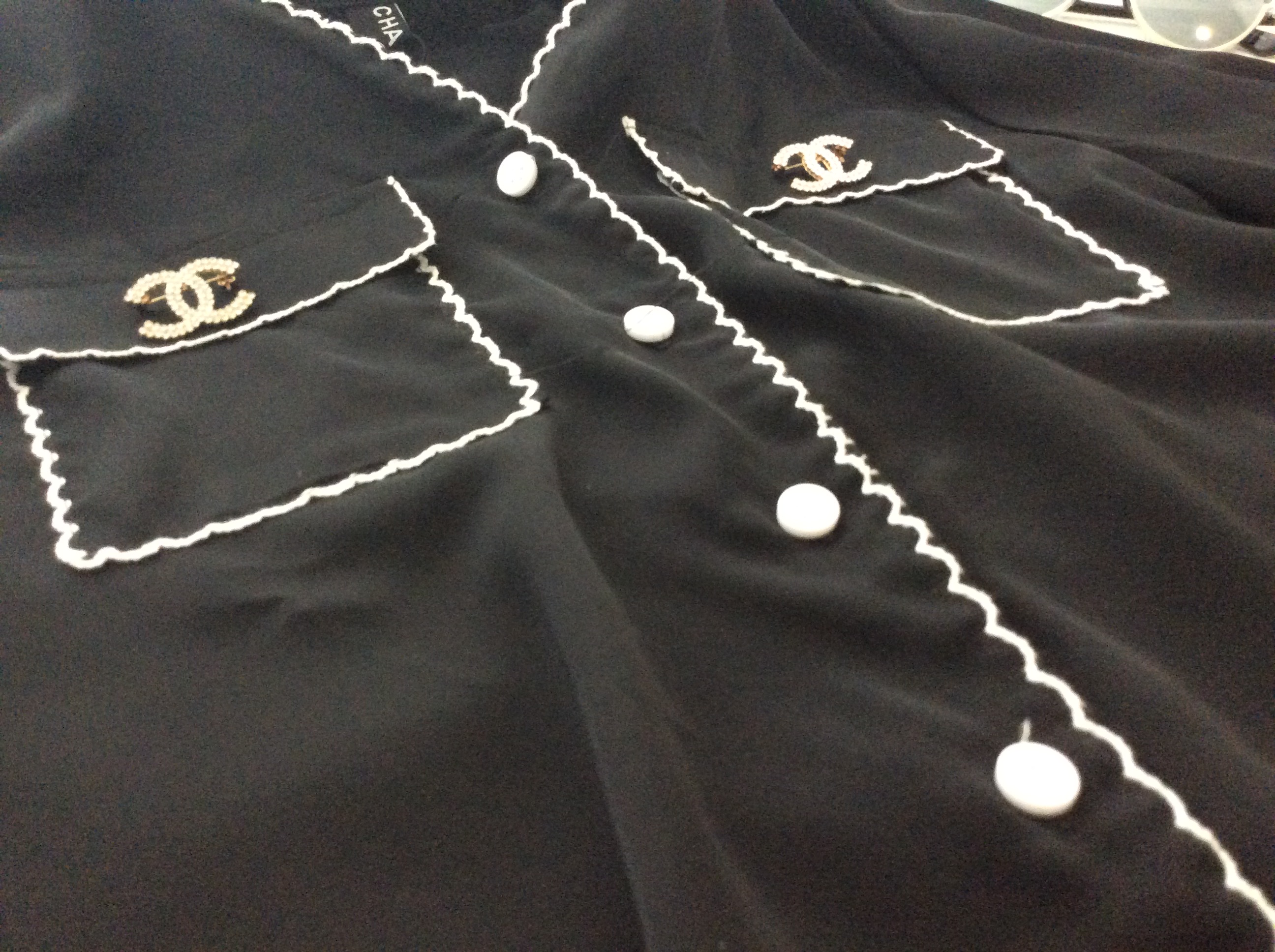 เสื้อเชิ้ตเกาหลี ปกฮาวายสีดำ มาพร้อมเข็มกลัดชาแนล งานป้ายแบรนด์ตามรูป