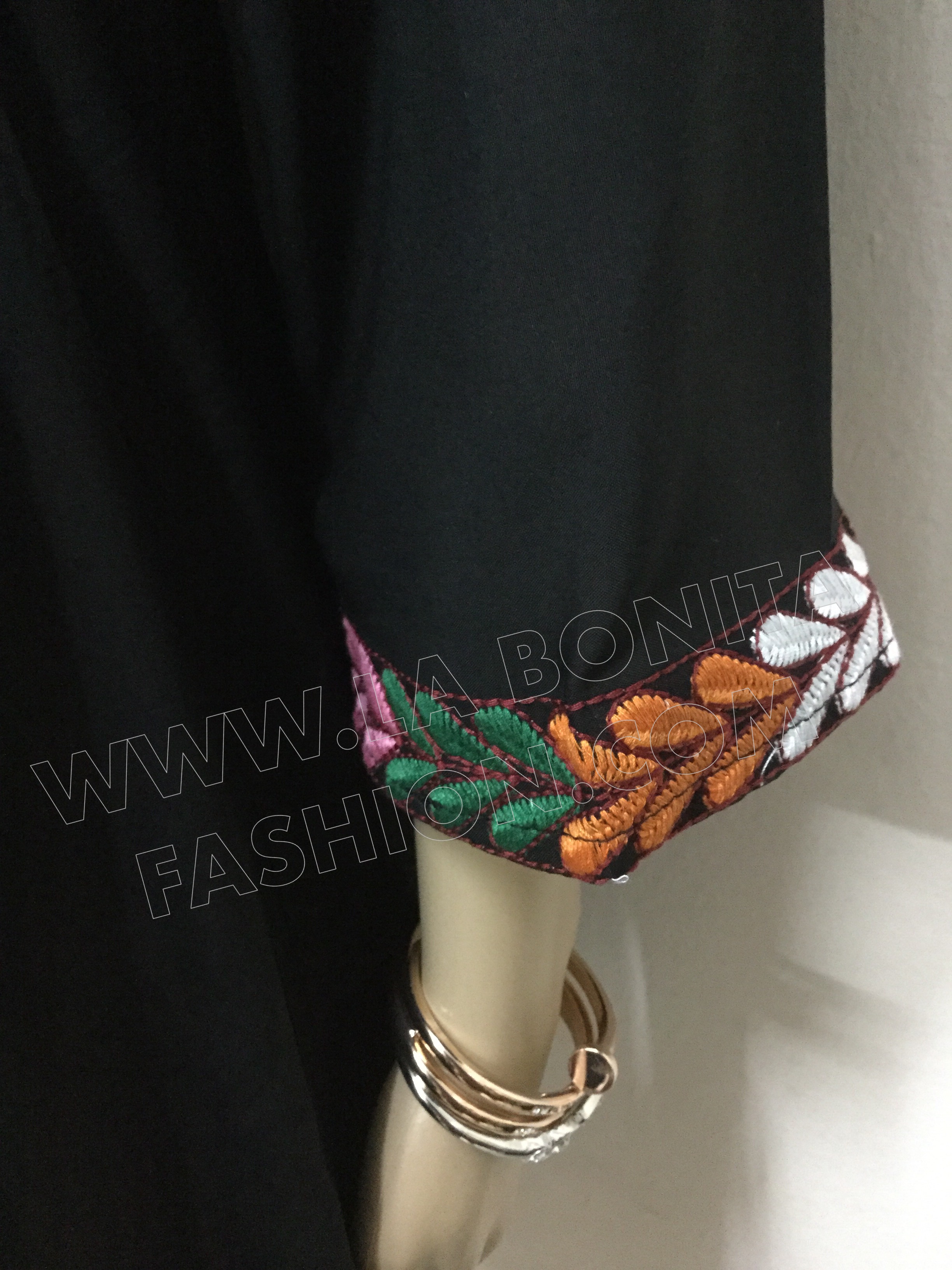 พร้อมส่ง เดรสโบฮีเมียนคอวี ปักลายดอกไม้สีสันสดใส มีเชือกไว้รูดปรับช่วงเอวให้เข้ารูป