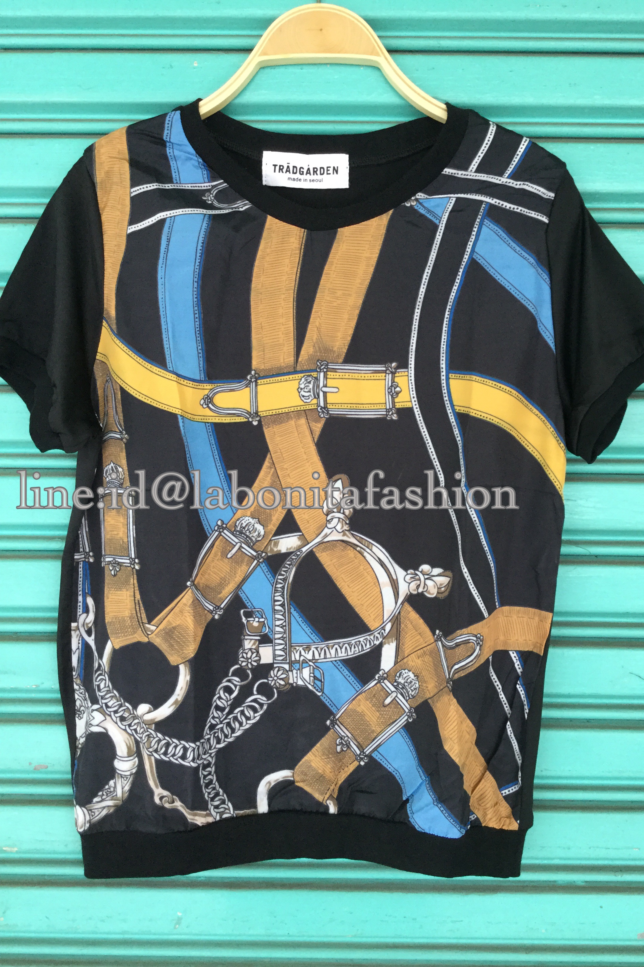 Hermejump สินค้าพร้อมส่ง...NEW ARRIVAL... เสื้อแขนสั้นเอวจั้ม ปริ้นท์ลายแบรนด์ดังแอร์เมส งานป้ายเกาหลี ลายนี้ขายดีทุกแพทเทิร์น ผ้าเป็นsilk satin ลื่น นิ่ม เนื้อผ้าดี แพทเทิร์นสวยหรู ส่วนตัวชอบมาก ลายส้วยสวย แมทง่ายมาก งานN signature premium conceptsignatu