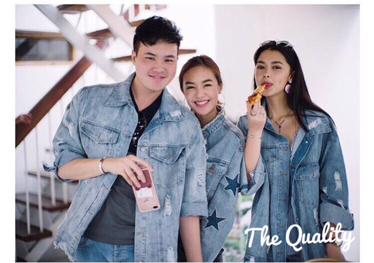 เสื้อ #jacket #แจ็คเก็ตยีนส์ แต่งมุกดาวที่แขน #ดาราเซเลปใส่ กันเยอะมาก งานสวย ใส่ได้ตลอดๆๆ คอเซอๆ