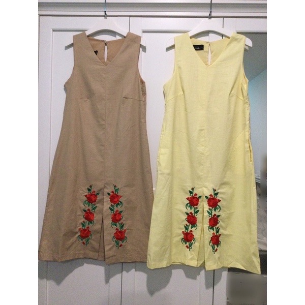 เดรสแขนกุด คอวี สไตล์มินิมอล เรียบๆเบาๆ ดีไซน์เกาหลี เพิ่มดีเทลผ่าน่าปักดอก