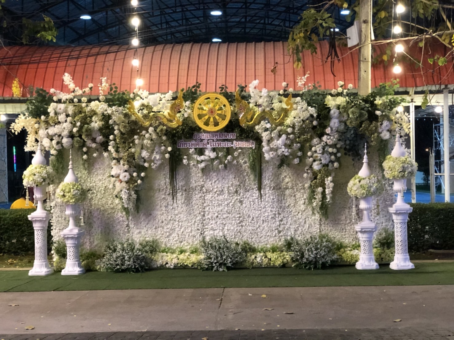 ฉากถ่ายรูปงานบวช ธีมงานขาวเขียว