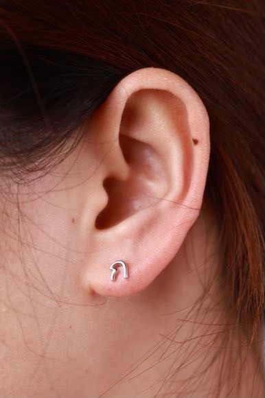 ต่างหูสำหรับผิวแพ้ง่าย เงินแท้ 92.5% ตัวอักษรภาษาอังกฤษ ก-ฮ เลือกผสมได้เลยค่ะ (ราคาต่อข้าง)_ES002