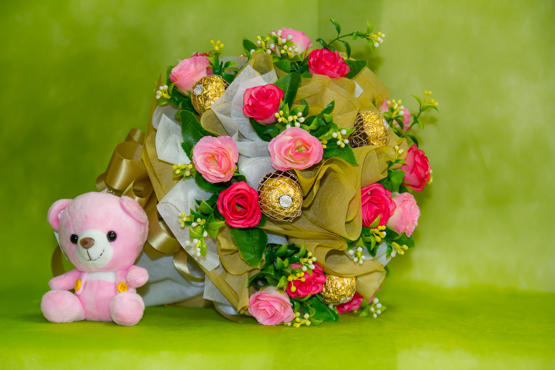 ช่อเฟอเรโร่ (Ferrero Rocher) 9 ลูก ดอกกุหลาบสีชมพูหวาน กระดาษสีทอง