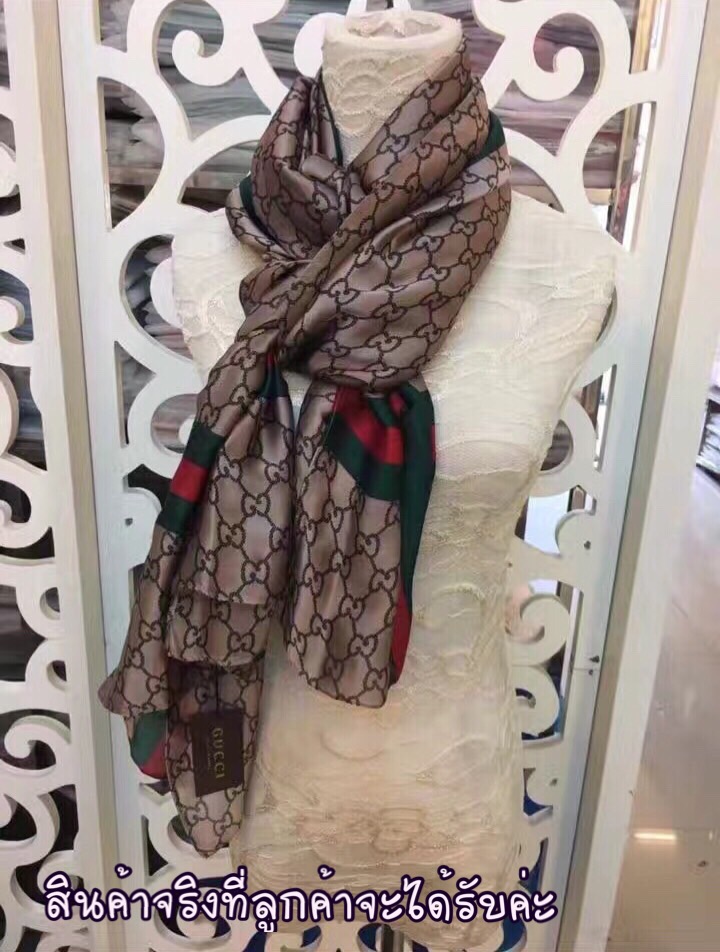 ผ้าคลุมไหล่ ผ้าพันคอ Gucci ผ้า silk เนื้อดี นุ่ม ทอลายในตัว ลายคมชัดค่ะ หนาวนี้ห้ามพลาดค่ะ