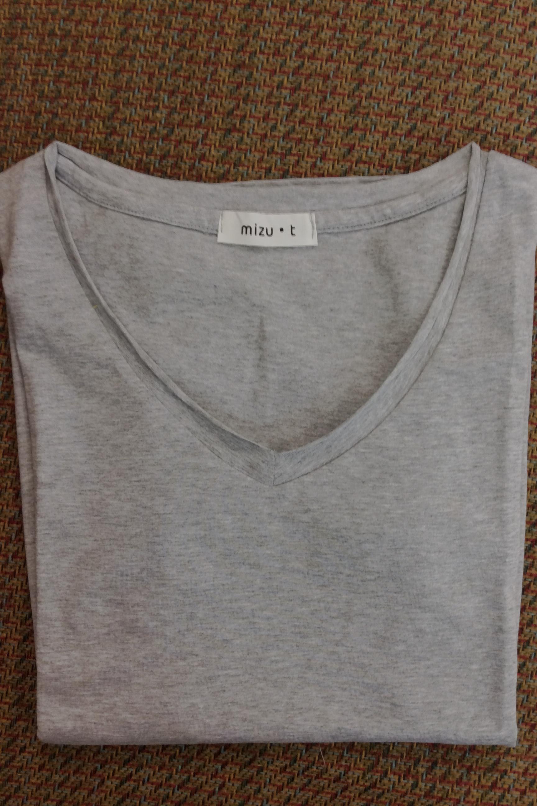 เสื้อยืดคอวีแขนสามส่วน ทรงสวยเหมาะกับสาวมั่นสุดๆ ทรงเข้ารูป ผ้ายืดใส่สบาย มี 9 สี จัดๆๆๆไปเลยย