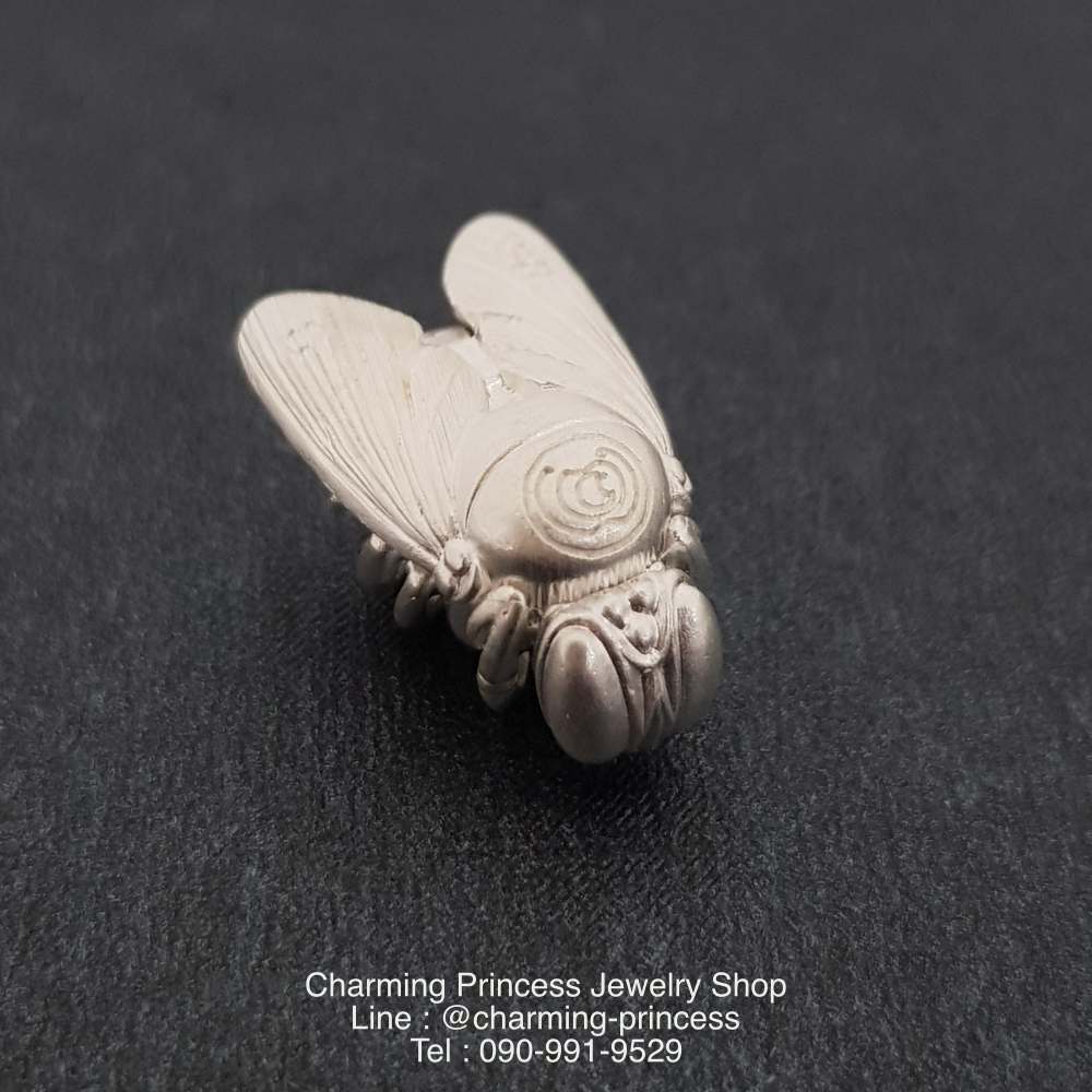 พญาภู่คำ ต่อเงินต่อทอง เนื้อเงิน เครื่องรางของขลังทำพิธีปลุกเสกแล้วคะ พญาแมลงภู่คำนี้ นับเป็นเอกทางโชคลาภ เมตตา ส่งเสริมดวงชะตาให้มั่งคั่ง ทั้งทรัพย์สิน ยศศักดิ์ เป็นที่รักใคร่เอ็นดูของผู้คนทั้งหลาย อีกทั้งยังป้องกันคุณไสยมนต์ดำ