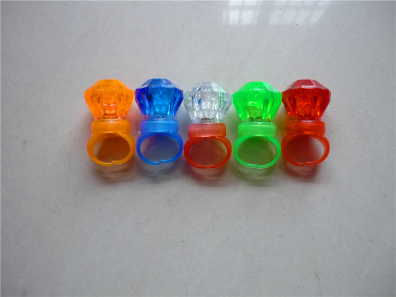 แหวนเพชรมีไฟ LED กระพริบ