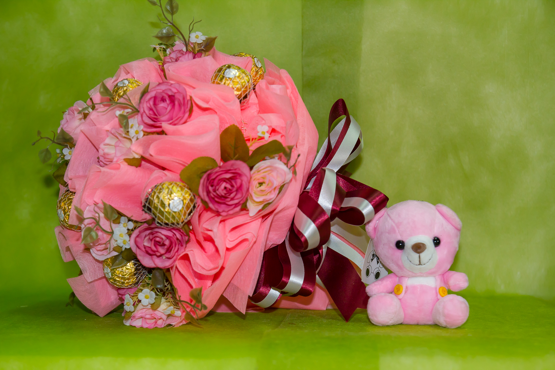 ช่อเฟอเรโร่ (Ferrero Rocher) 9 ลูก ดอกกุหลาบสีชมพูหวาน กระดาษสีชมพู