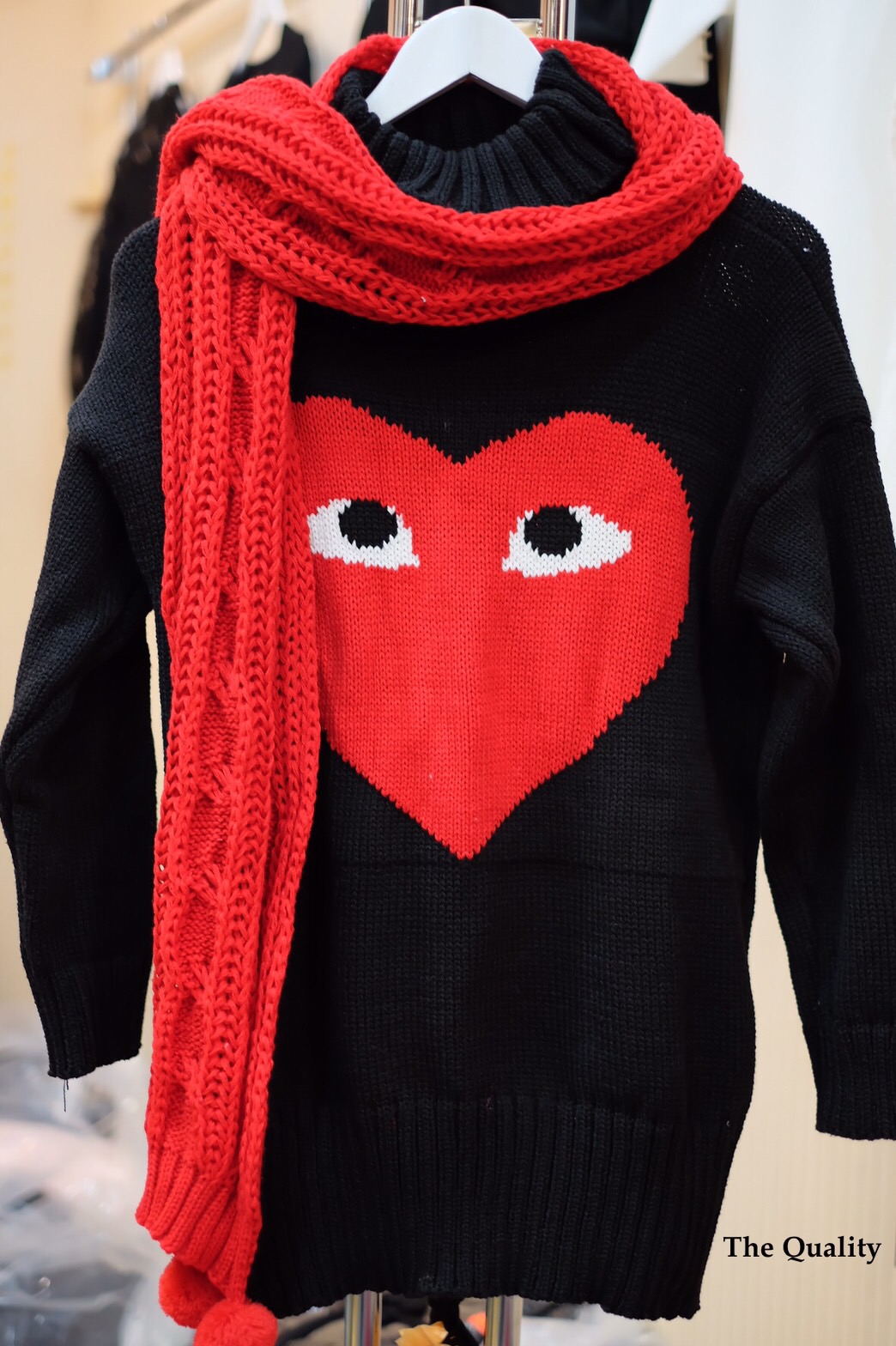 เดรสไหมพรมสีดำ ด้านหน้าทอรูปหัวใจสีแดง มาพร้อมผ้าพันคองานถักไหมพรมติดปลายตุ้งติ้งน่ารักมากๆ