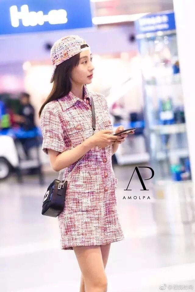 Jumpsuit CHANEL คอปก ผ้าทวิส มีกระเป๋าคู่ช่วงอกและช่วงล่าง แต่งกระดุมปั้มหน้าสิงโตอย่างดี