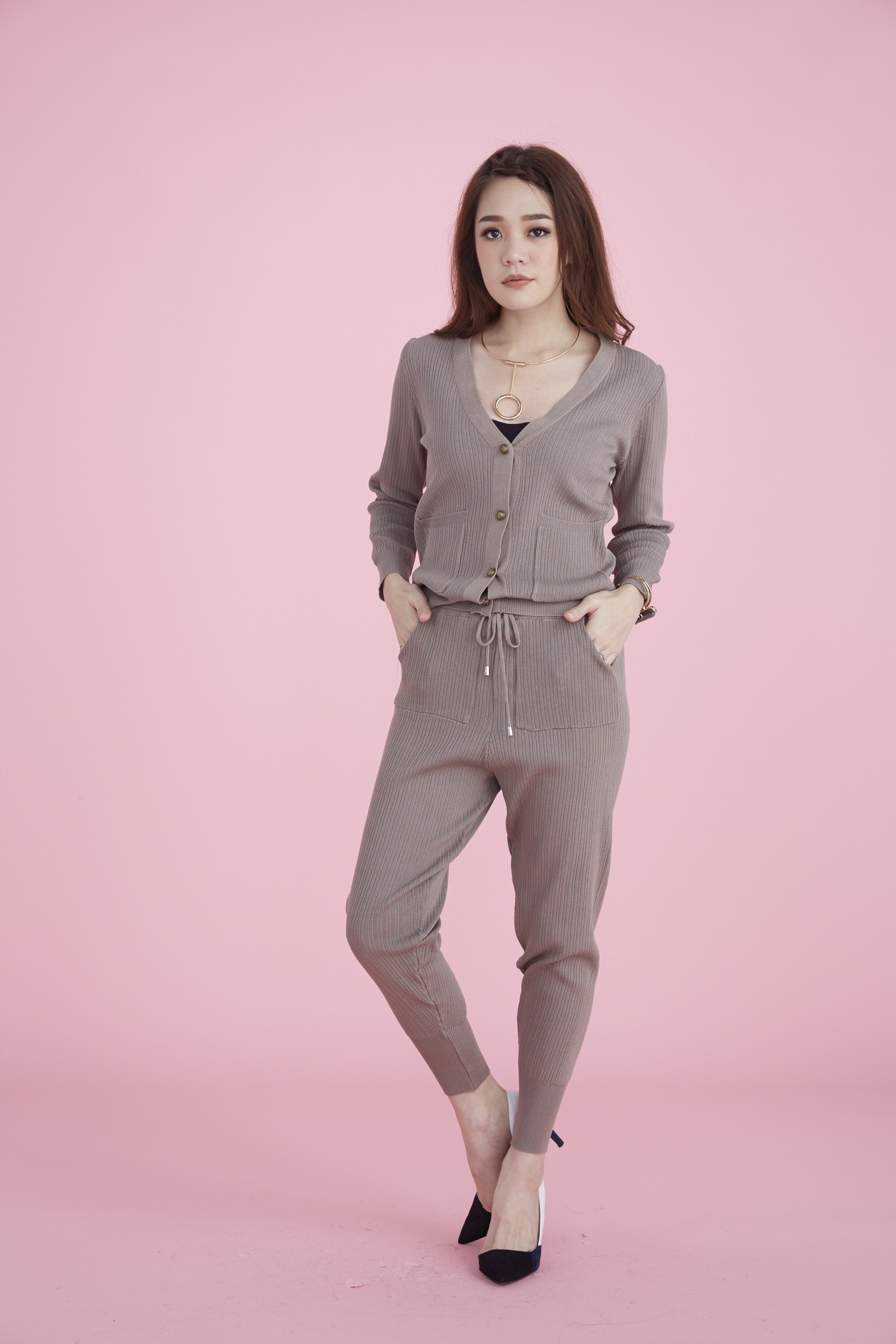 ผ้าทอknit เนื้อผ้าวิ้งๆในตัว ทรงสวยมากๆค่ะ กางเกงมี้ชือกผูกเอว ทรงขาจั้มค่ะ เรียบหรูแต่มี