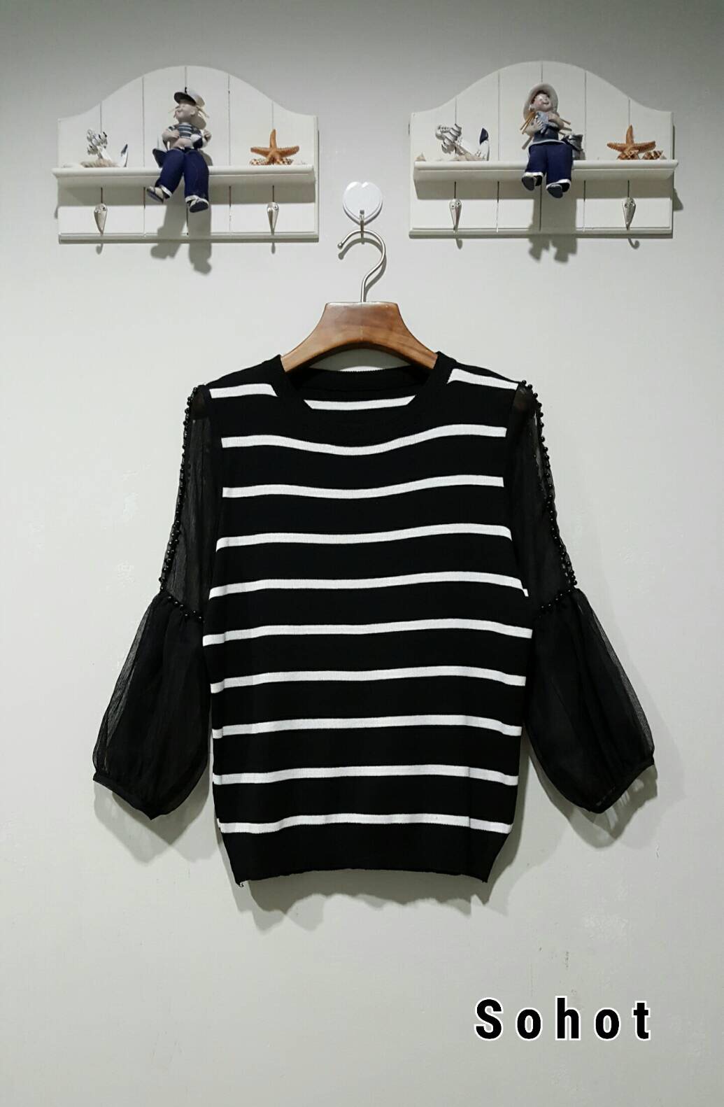 เสื้อไหมพรมงานสไตล์ Korea เนื้อผ้าบางไม่หนา แขนใช้ผ้าซีทรูประดับมุกสีดำ ใส่สบายงานสวยน่าใส่มากๆ ค่ะ