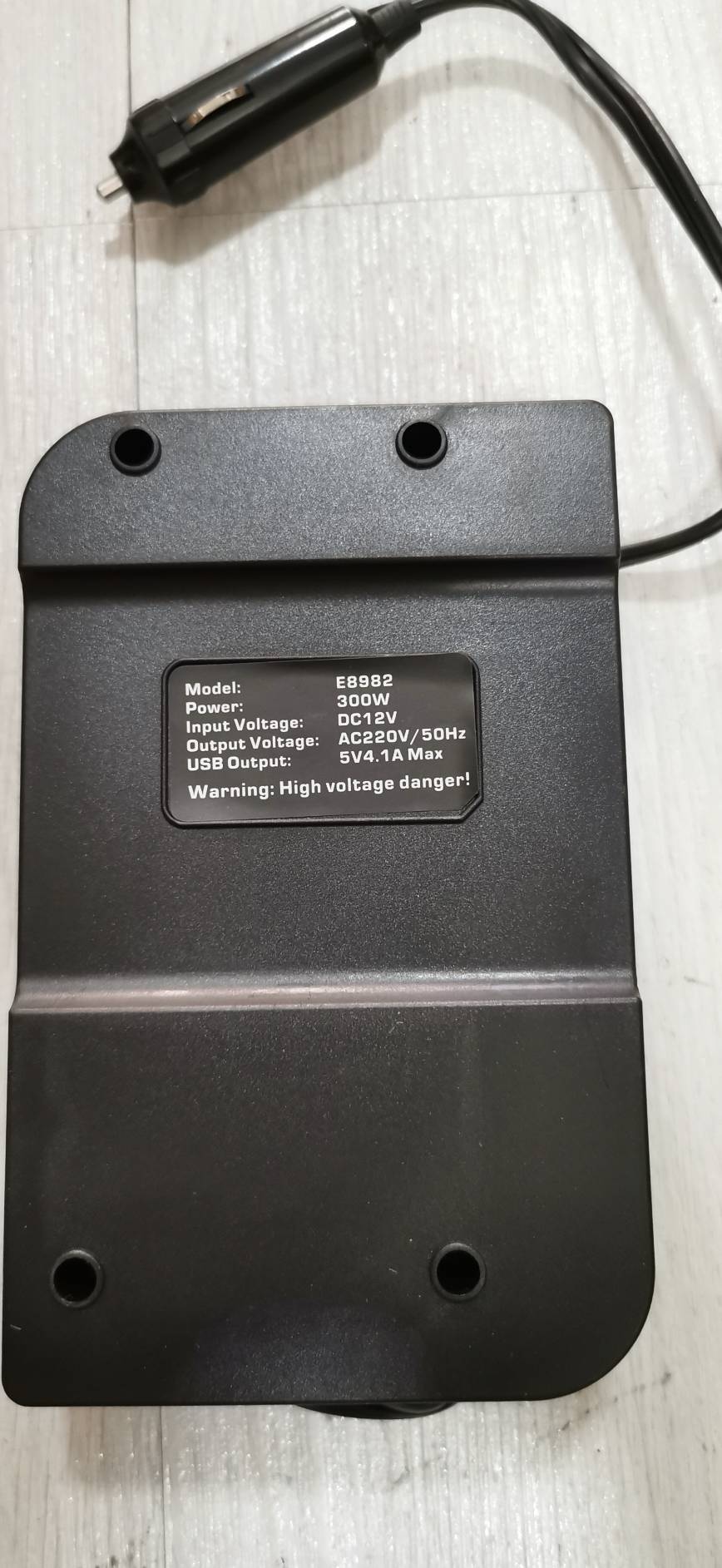 ADE15 ตัวแปลงไฟรถ 12V เป็นไฟบ้าน 220V รุ่นมีช่อง USB สำหรับเครื่องใช้ไฟฟ้าไม่เกิน 300 วัตต์