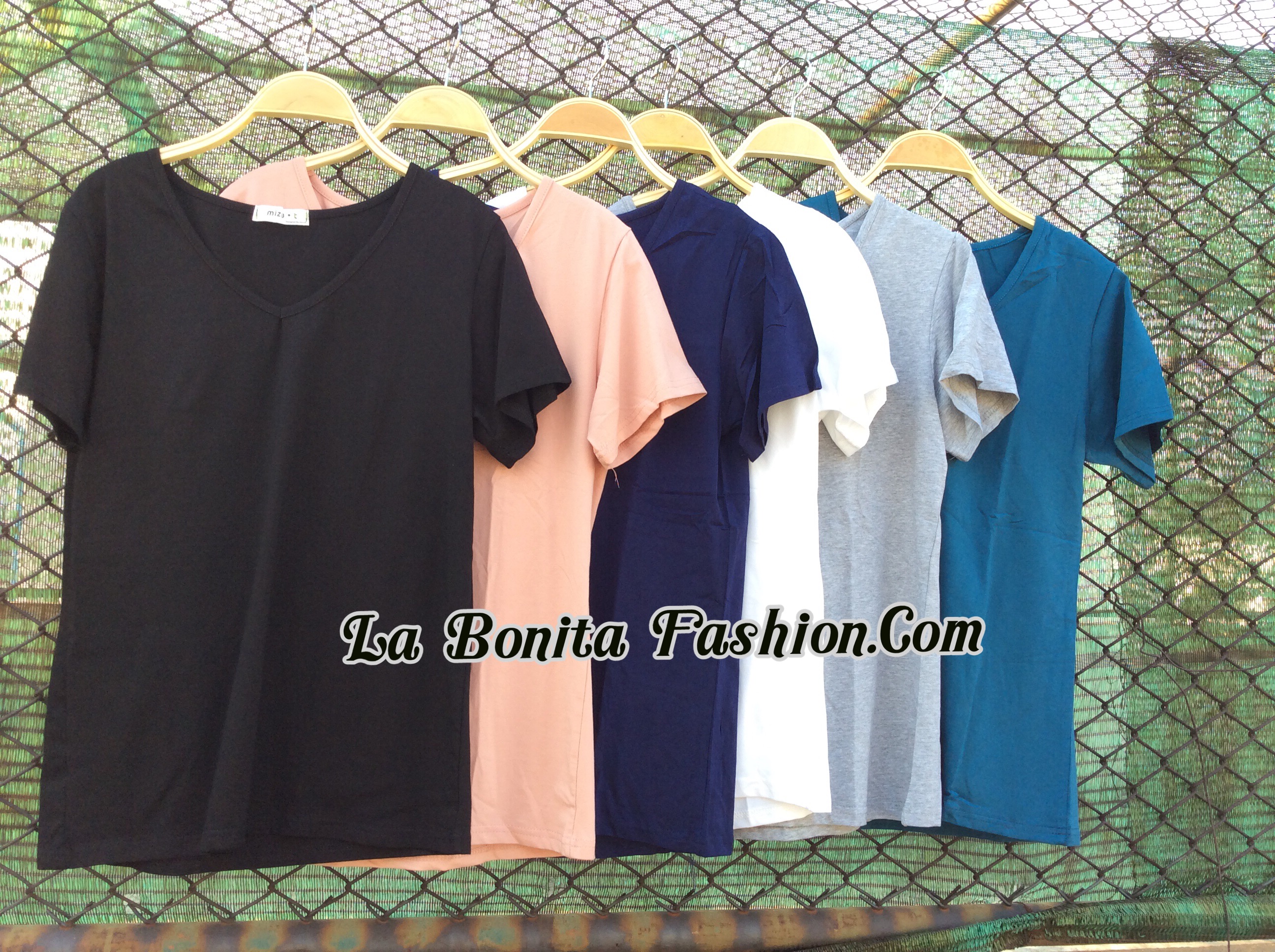 เสื้อยืดคอวีเนื้อนุ่มมมม สีสวยๆ ตัวเดียวปังเรย ใส่กับอะไรก็สวย เนื้อดี ทนฝุดๆๆ สีมีครบตามรูปเลยค่ะ