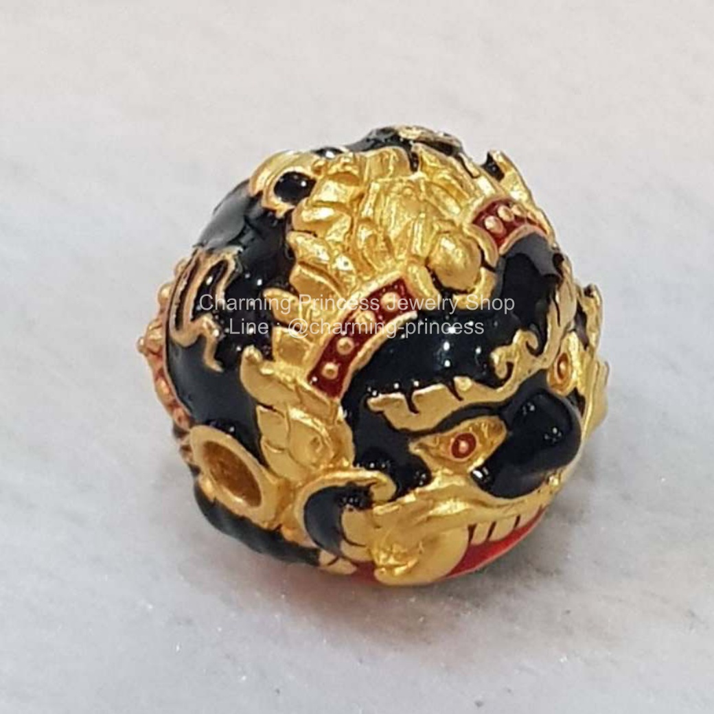 ลูกอมพระราหูนอโม ศรีวิชัย เนื้อสัมฤทธิ์ชุบทอง ลงยาสีดำแดง พลิกหนุนดวงชะตาราศีกลับร้ายกลายเป็นดี เสริมดวงหนุนดวงชะตา เสริมฐานะและเสริมเป็นความมงคลต่างๆในชีวิต และ ป้องกันภยันตราย