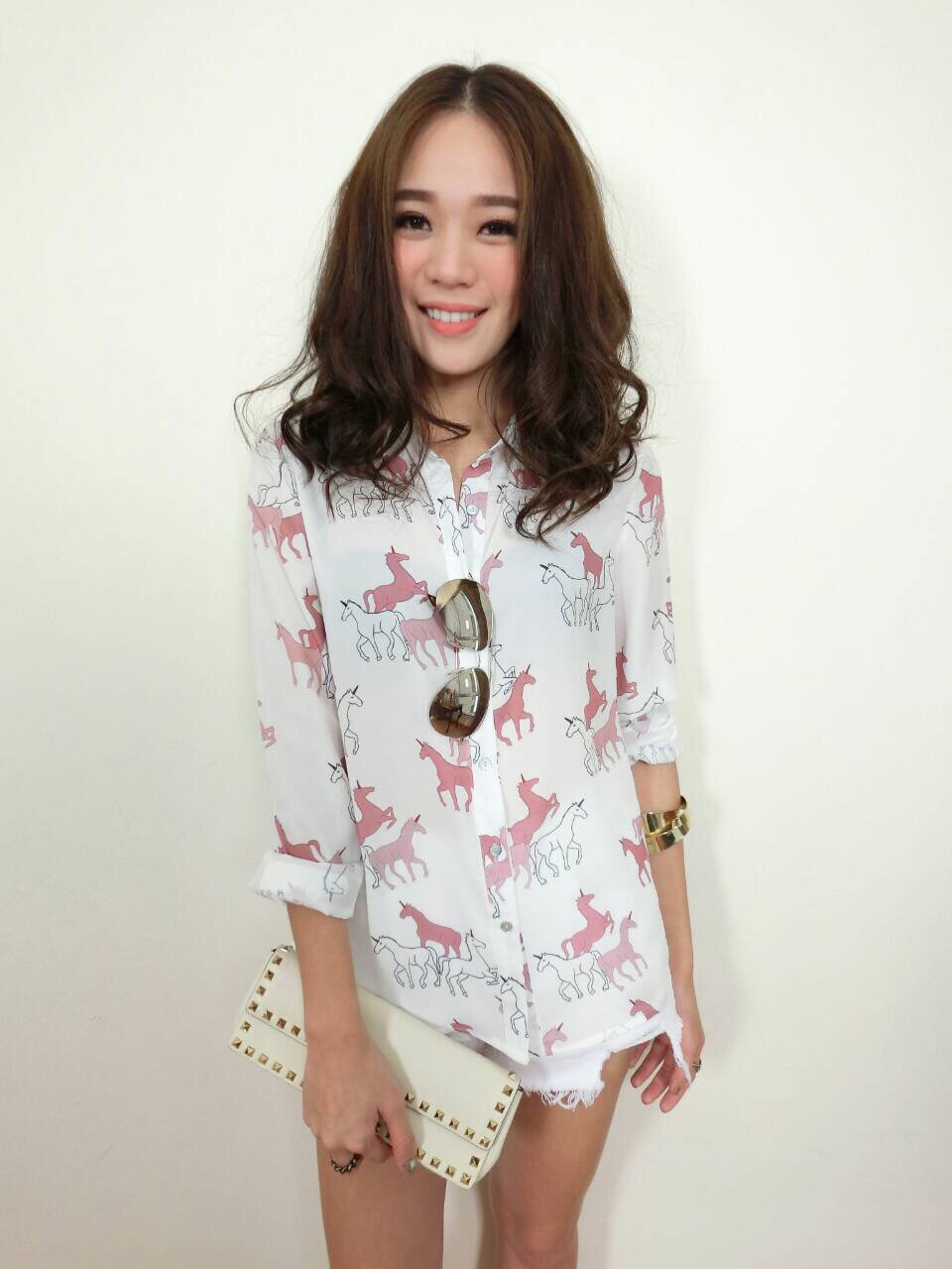 เสื้อเชื้ตผ้าดีมาก ผ้าปริ้นลายม้าน่ารักๆ มาพร้อมเชือกมัดเอว (ลายเดียวกับเสื้อ) สามารถนำมาผูกเอวหรือทำเป็นที่ประดับผมค่ะ