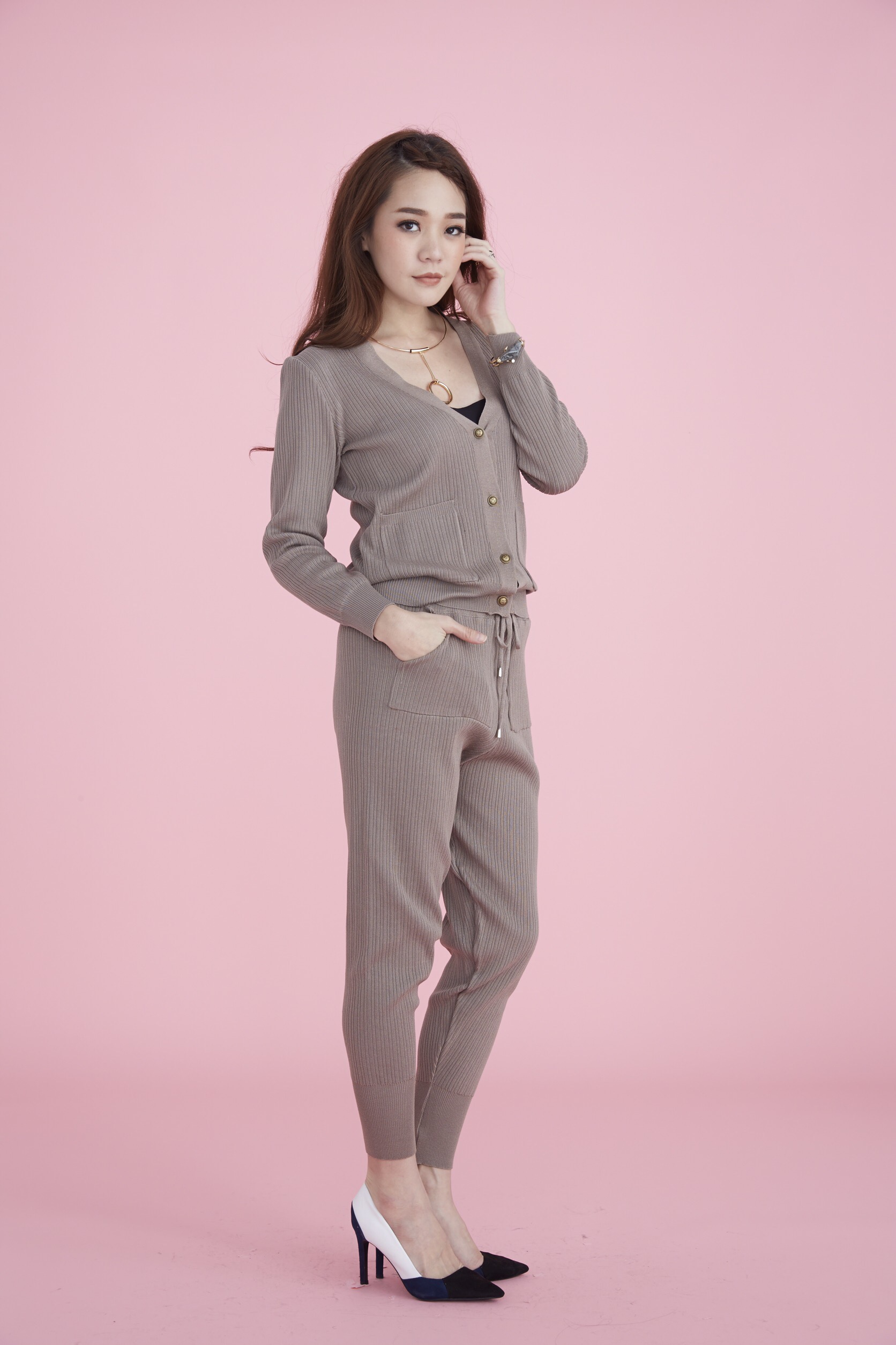 ผ้าทอknit เนื้อผ้าวิ้งๆในตัว ทรงสวยมากๆค่ะ กางเกงมี้ชือกผูกเอว ทรงขาจั้มค่ะ เรียบหรูแต่มี