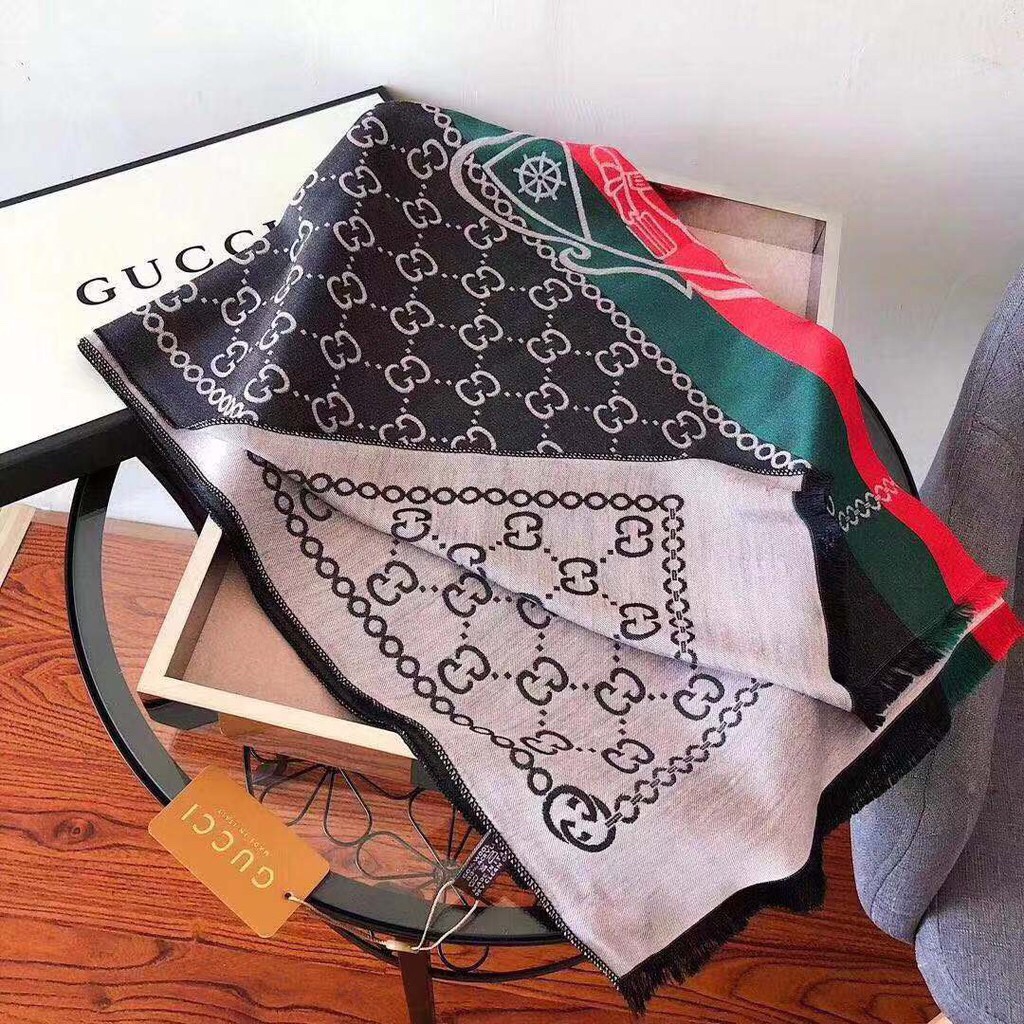 ผ้าพันคอ ผ้าคลุมไหล่ GUCCI รอบนี้มาเป็นเซ็ทของขวัญสุดหรูพร้อมกล่องและถุงกระดาษ