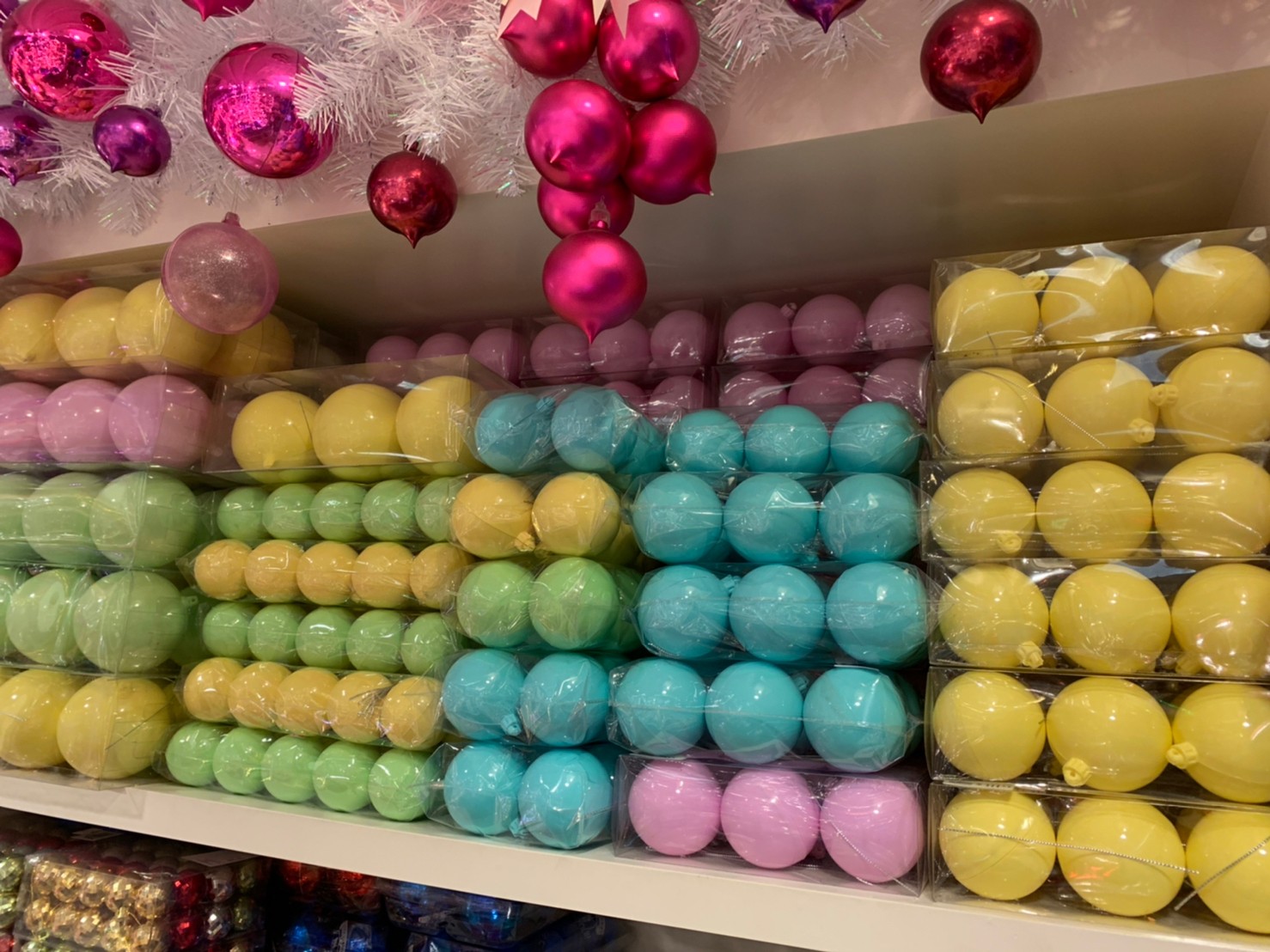 ค้นหากันให้วุ่นวาย สำหรับ บอลคริสต์มาสพาสเทลในเฉดสีสันที่หายาก ตามหาให้เจอที่ www.christmasgoogle.com นะ