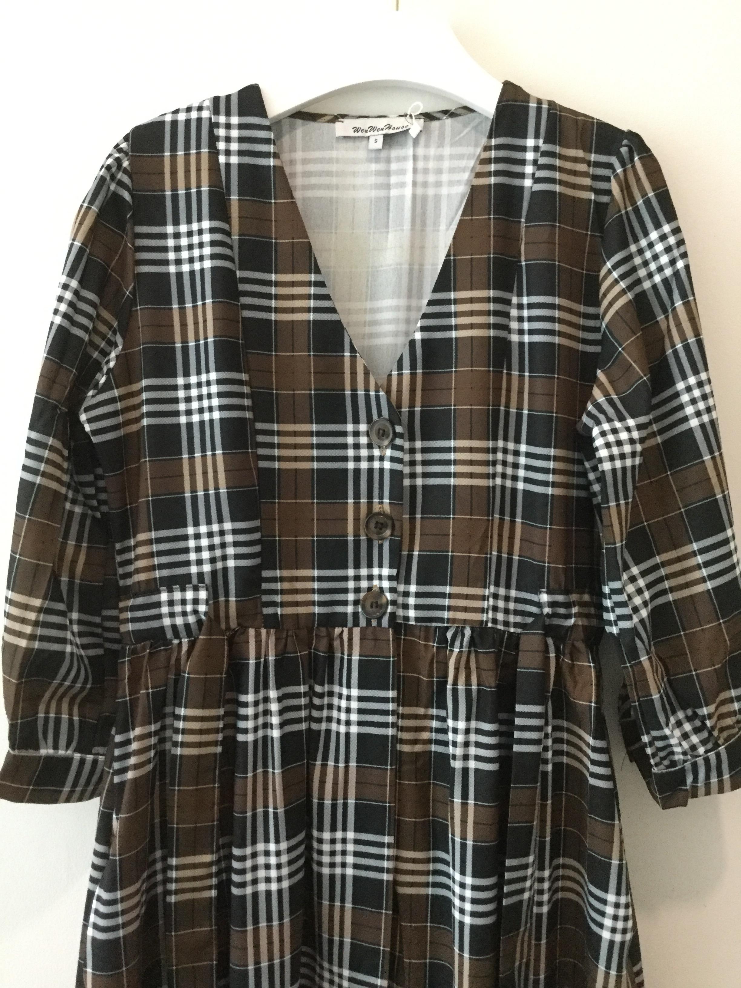 เดรสยาวลายสก๊อต กระดุมหน้ามีเชือกให้ผูกเอวกระชับทรง