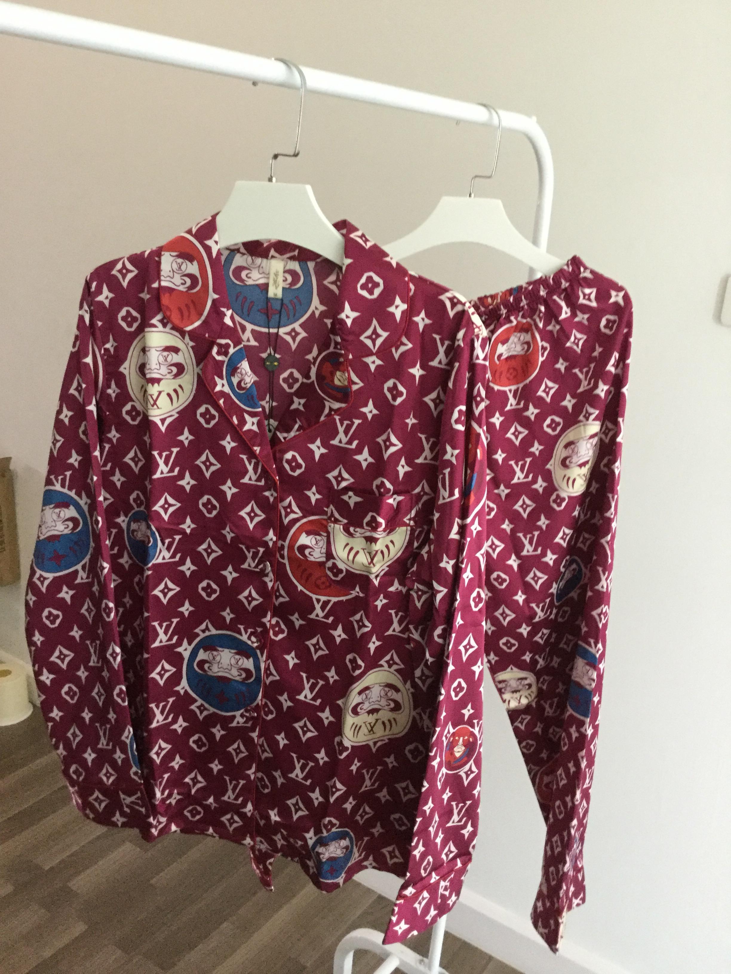 ชุดนอนขายาว ลาย LV ผ้าซาตินลื่นๆ ใส่สบาย