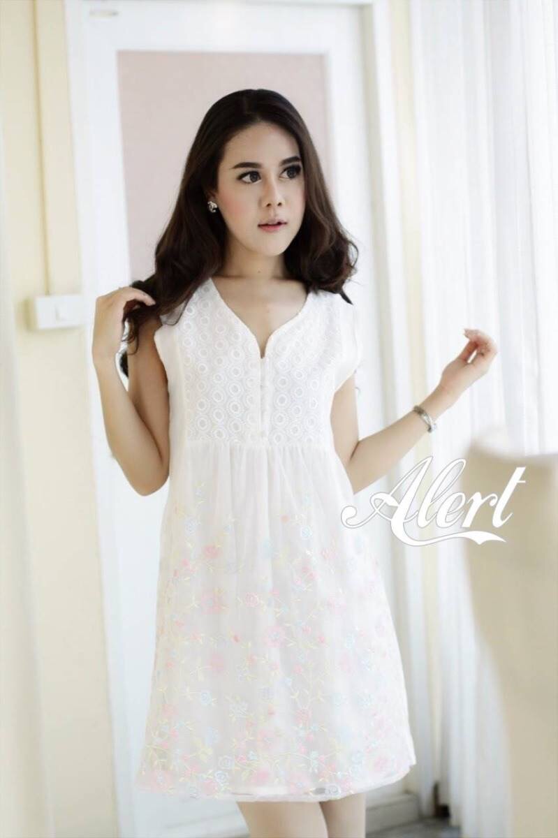 เดรสผ้าป่าน ปักลายดอกไม้สีหวานบนผ้าแก้วฟรุ้งฟริ้งน่ารักมากค่ะ