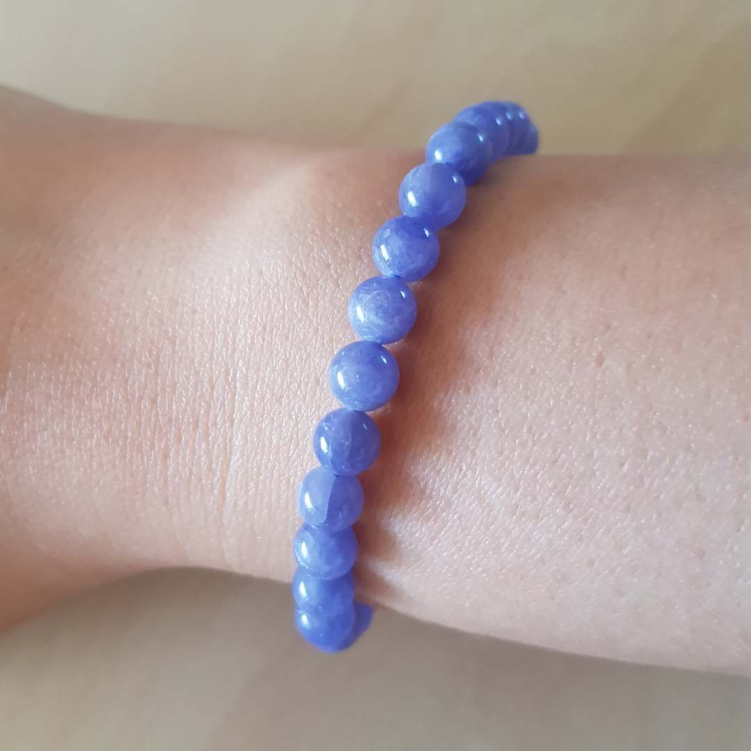 Tanzanite แทนซาไนท์ 6 มม เป็นตัวแทนของความมั่นคงทั้งจิตใจและร่างกาย ความโดดเด่นในวงสังคม ความอดทนอดกลั้นสูง มีอำนาจเหนือคู่แข่ง อัญมณีประจำเดือนเกิดเดือนธันวาคม