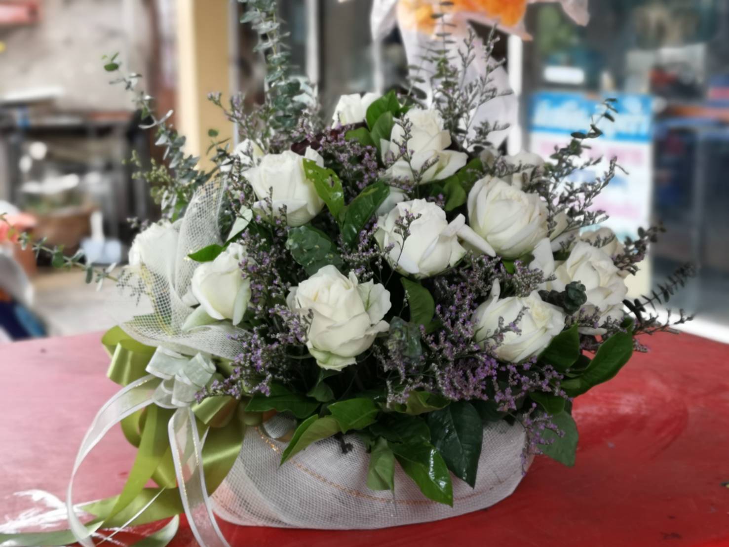 กระเช้าดอกกุหลาบขาว สำหรับเยี่ยมไข้ (Flower Basket)