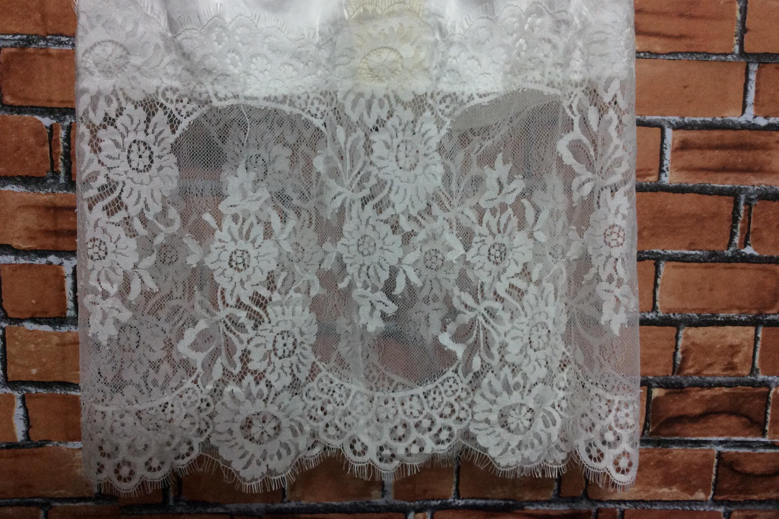 เสื้อซาตินเนื้อนิ่มลื่น ชายเสื้อตัดต่อด้วยลูกไม้เนื้อนุ่ม