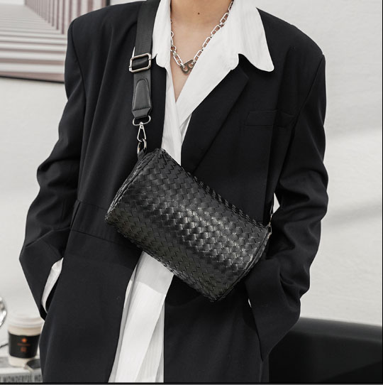 พร้อมส่ง กระเป๋าสะพายข้าง ทรงหมอนหนังถักลายสาน รหัส Man-YH3371 สีดำ 1 ใบ