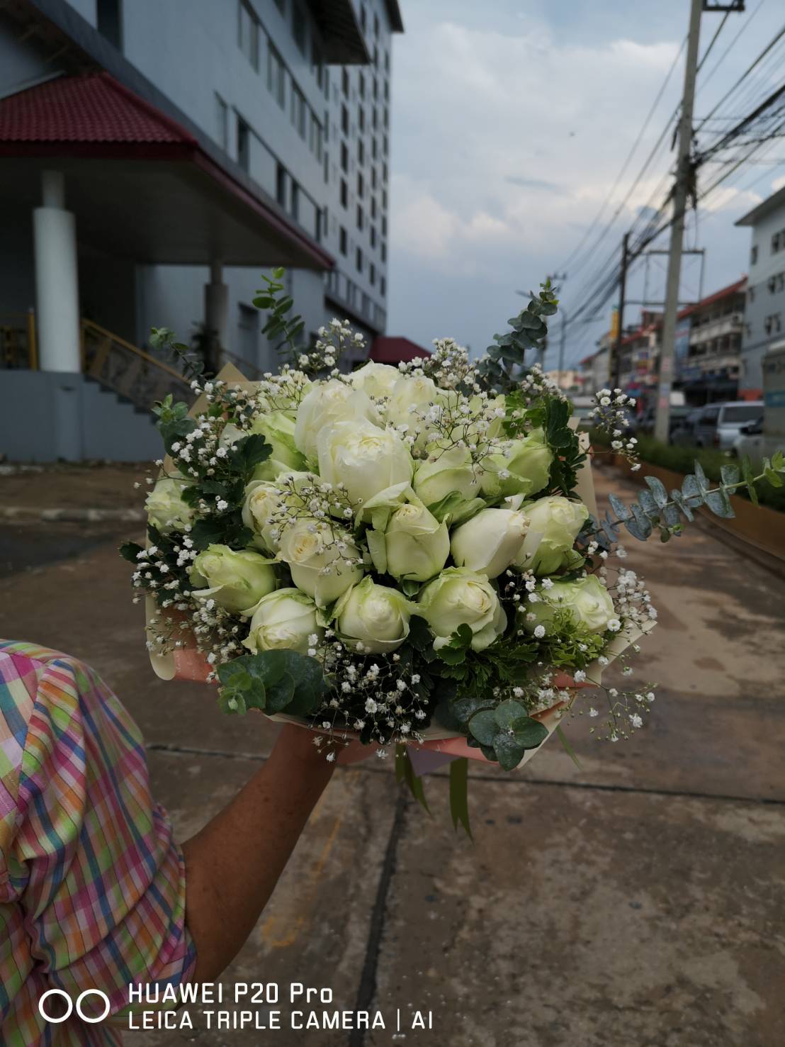 ช่อดอกกุหลาบสีขาวขอแฟนแต่งงาน