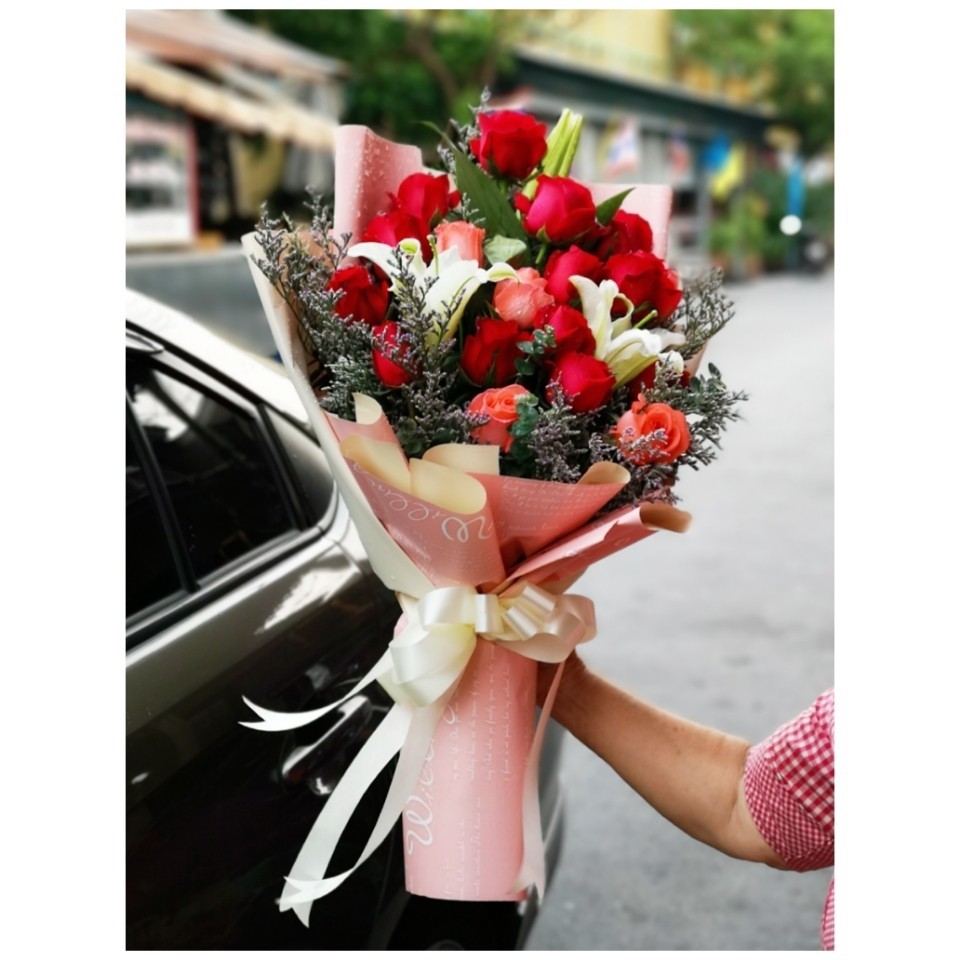 ช่อดอกกุหลาบสีแดง แซมดอกลิลลี่ขาว