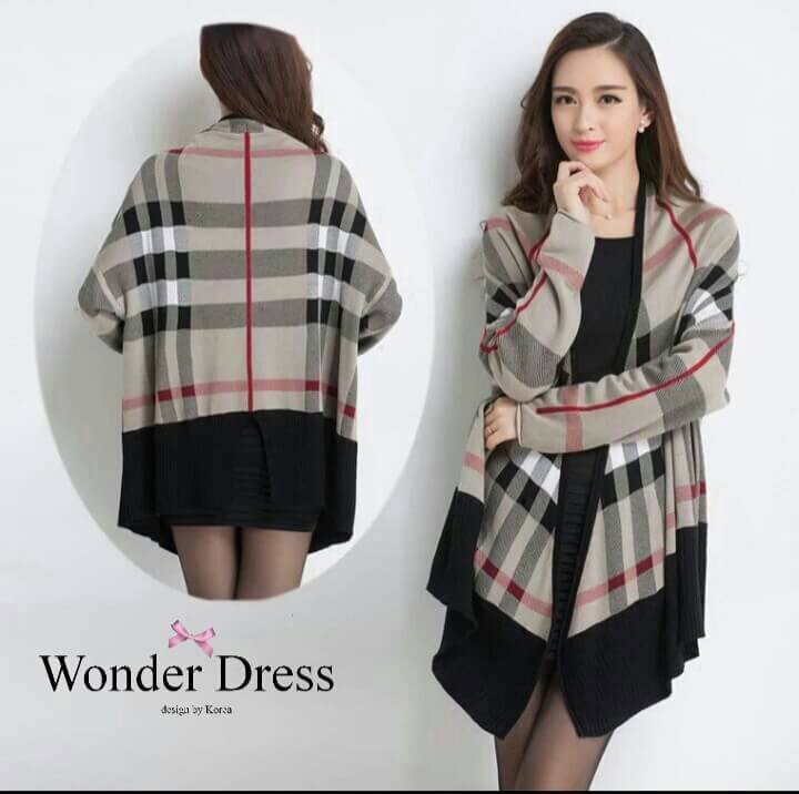 เสื้อคลุมไหมพรมแบรนด์Burberry ที่ตอนนี้เป็นที่นิยมมากค่ะ ทางร้านเลือกใช้ไหมพรมเนื้อดี ทักแน่น มีน้ำหนัก โดดเด่นด้วยลวดลายแบรนด์ดัง และการเก็บขอบสีดำงานสวยมากค่ะแมทซ์ได้กับทุกชุดเลยค่ะ