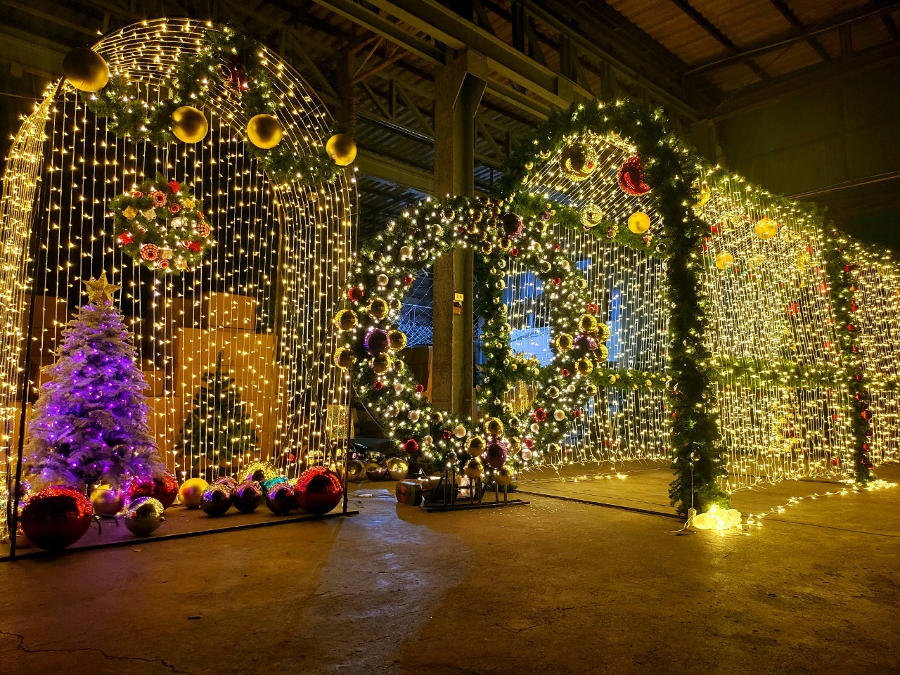 ให้เช่าซุ้มตกแต่งงานเลี้ยงประดับประดาไฟสวยงามในพื้นที่ของคุณ