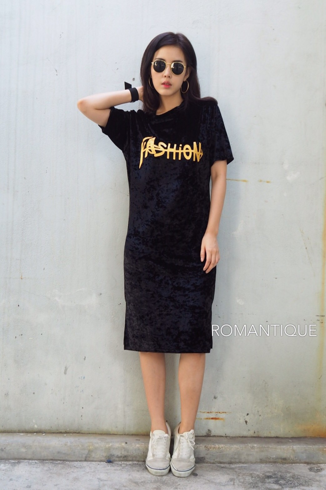 เดรสกำมะหยี่ สีดำ สกรีนลายสวยๆ