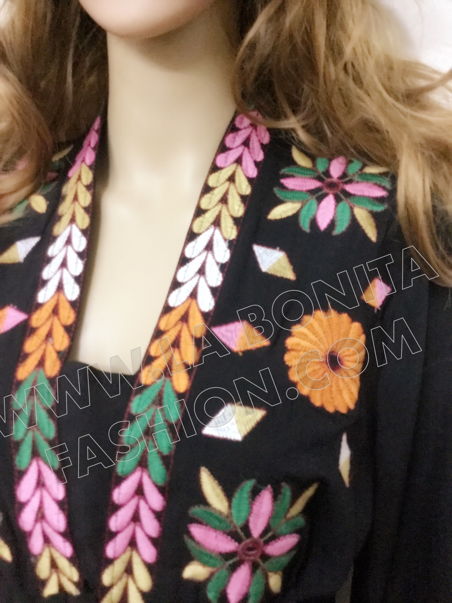 พร้อมส่ง เดรสโบฮีเมียนคอวี ปักลายดอกไม้สีสันสดใส มีเชือกไว้รูดปรับช่วงเอวให้เข้ารูป