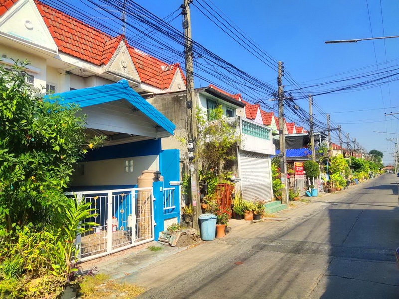 ทาวน์เฮ้าส์ 2 ชั้น ม.อู่ทองเพลส 2 คลอง 3 ลำลูกกา (ซ.เปียนนท์) ปทุมธานี ทำเลถนนเมน ห่างสถานีรถไฟฟ้าคูคตเพียง 5 นาที บ้านสวย ตกแต่งใหม่ พร้อมอยู่