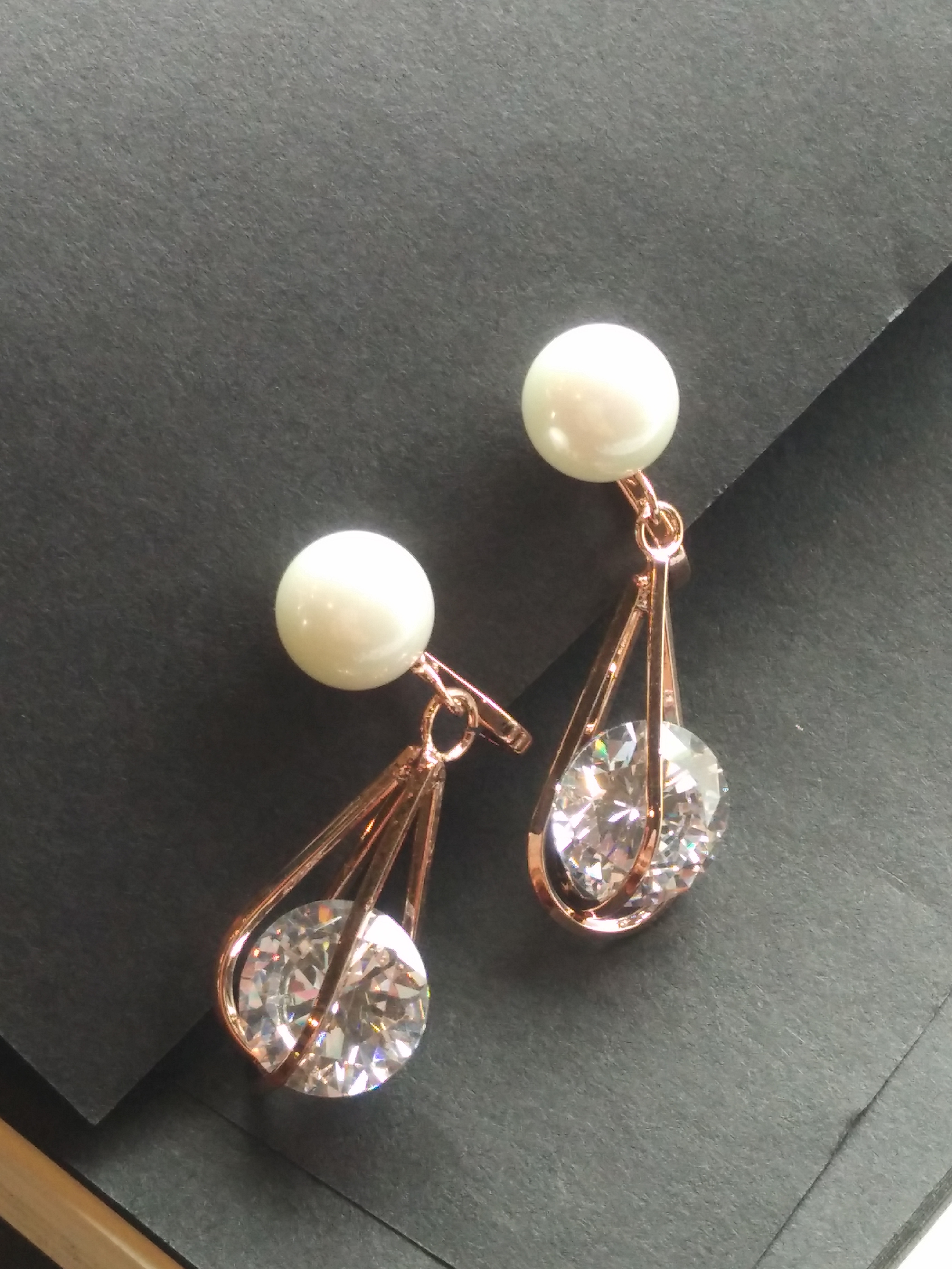 ต่างหูหนีบ Crystal in Maze Clip มีซิลิโคนรอง หนีบไม่เจ็บ เงินแท้92.5% ไม่เจาะหูก็สวยได้_EC123